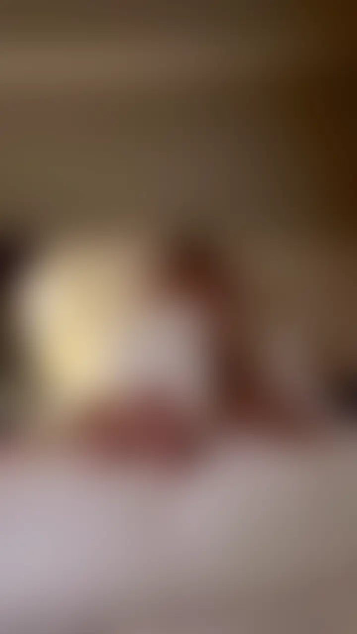 37歳・私立◯学校教諭
名前(仮):美咲さん
前戯・フェラチオ・挿入
職業は私立学校の教師。
生徒たちの前ではいつも明るく、
保護者対応もそつなくこなす“しっかり者”。
結婚10年目。
夫は仕事が忙しく、会話はあるが触れ合いは減った。
母としての役割、先生としての役割。
気づけば「女性としての自分」を後回しにしていた。
きっかけは、
「一度、誰かに丁寧に触れてもらいたい」という
とても静かな欲求。
最初は緊張していたが、
ゆっくりと呼吸が合っていく中で、
自分でも忘れていた感覚が少しずつ戻っていった。
「こんなに安心できる時間、久しぶりでした」
そう呟いたのが印象的だった。
#癒し
#オイル
#フェラチオ
#30代
#エステ
#性感
#マッサージ
#人妻
#手マン
#大人の女性
#素人 (2/2)