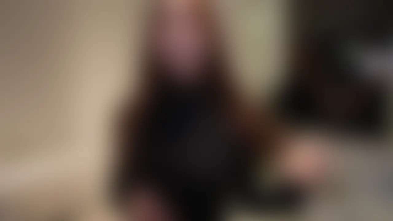 はじめに右側の「いいね♡&保存♡」を押して応援してもらえたら嬉しいです🕊️♡
―――――――――――――――――――――
※本編はボカシ無し顔出しです。
筋肉ムキムキなドSお兄さんにおまんこバチボコ犯されてきました、、、。足でおまんこ踏まれたり、お兄さんが友達と通話中バレないように喘ぎ声我慢しながらえっちしたり、首絞められて意識飛んだり…この時のえっち激しすぎてほぼほぼずっと目イっちゃってます🥺♡♡
通話中にえっちするのも首絞められるのもおまんこ踏まれるのも、りおの性癖に刺さりすぎなセックスで余韻やばいです、、、。 (2/2)