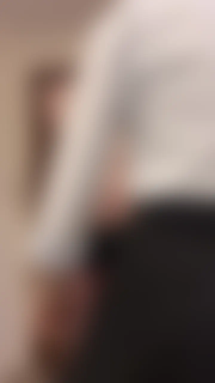 S令嬢miyu様が制服のコスチュームでドアにM男を立たせてそのまま足と手で攻めちゃう動画だよ😍

耳元で囁かれたり、足や手でチクビやあそこを攻められるとどんどん興奮が止まらないM男が最後はどうなってしまうのかな？？！
足でパンツを脱がしたり、足や太ももでアソコをグリグリしたり手でチクビをいじめたり、手コキしたり、色んなプレイが盛りだくさん🎶足好きなM男には刺さりまくりかもね☺️ (2/2)
