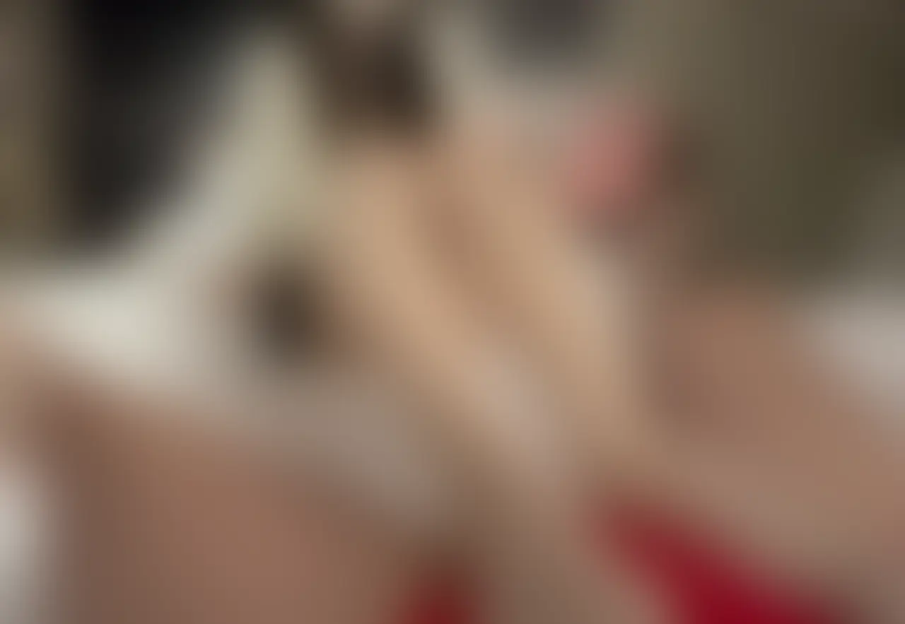 【SMクラブの女王様とコラボ企画】
金蹴りの、りか、手コキ、足コキも凄かった(9分37秒)
金蹴りを受けたM男にご褒美をあげることになったりか様。りか様の提案はパンツの上から手コキ足コキを、するというもの。ストッキングを履いた足で器用に竿の部分を擦ったり、先端を踏みつけたり、刺激したりなど。両足がまるで手を動かしてるように這い回ります。足コキでM男がいきそうになるのを見ると今度はパンツの上から手コキ。焦らすように周りから攻めて追い込んでいくりかさんでした (2/2)