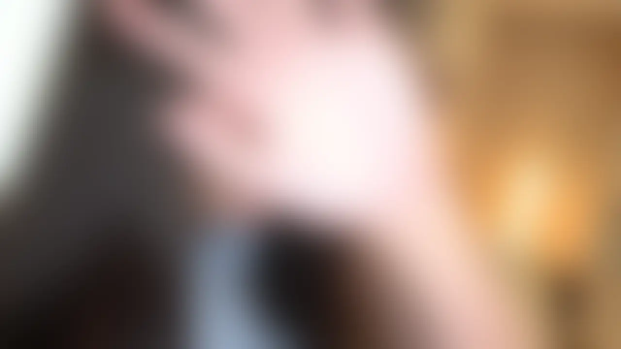 マッチングアプリで出会ったのは清楚系ルックスのにこにこ女子！八重歯がちらっと見える笑顔でこれからハメ撮りしちゃうとは思えません（笑）穏やかで人懐っこい空気全開、正直「絶対イイ子だろ」って思ってたんですけど、まさに見かけどおりの安心感と親しみやすさでスタート！

まずはおっぱいに手を伸ばして柔らかさを確かめつつ、手マンでじっくり攻めていくと、眉をしかめて気持ち良さそうに喘ぐ姿がもう最高！後ろからの手マンも素直に体を預けてくれて、上品なのに色っぽい反応がたまらなすぎる！！フェラも決して派手じゃないんだけど、丁寧でピュアなエロさを感じて、自然とムラムラがどんどん高まる！！

オナニーしてる時の清楚な見た目とギャップがエグいし、正常位もバックも、最後までにこにこ笑ってるのが逆にそそられました！喘ぎも全然下品じゃなくて、むしろ品のある色気に包まれていて、今までにない“高貴なエロさ”にどっぷりハマってしまう感覚です！！

人懐っこさと清楚な雰囲気、しかもエロは全て上品ベース！外見の優しさ・穏やかさとベッドで見せる色っぽさ、このギャップにやられる人多すぎると思います！！マジで搾り取られるような一戦になりました！！ (2/2)