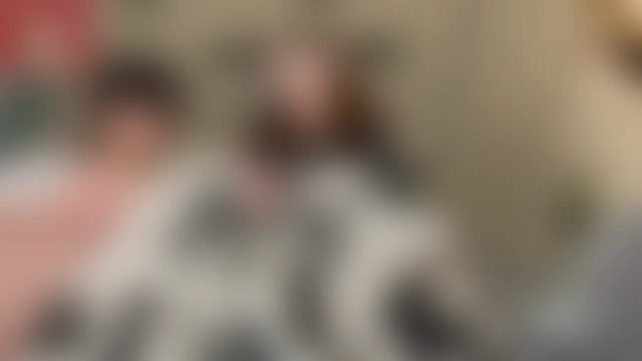 【人妻との秘密の不倫セックス。前戯で焦らしまくってから生ハメ正常位で中出ししました。】
別角度バージョンです。
デートを楽しんだ後にお互いムラムラしてホテルにイン。
人妻感漂うエロさに理性を抑えられません。
肩出しの服を脱がしてブラの上からおっぱいをモミモミ。
ブラからはみ出しそうなデカ乳を堪能します。
そしてミカさんが大好きな乳首攻めを実行。
ブラをとってから乳輪を撫で回し、焦らしてからの乳首攻め。効果抜群すぎです。
乳首でたくさん感じてもらったら今回初の取り組みプレイ。
膝立ち開脚させてまんこをいじいじ。
乳首攻めされて感じまくったみかさんのあそこはとうビショビショ💦
まんこをいじりながら乳首を触ってあげたら可愛い声出して反応してくれました笑
ここを少しサンプルに入れたので是非観てください。
乳首もまんこも準備が整ったところでおちんこ挿入。
ヒクヒク感じまくったまんこがちんこくださいと言わんばかりに締め付けてきて最高です。
ひたすら生でまんこを感じまくって突きまくり、我慢の限界で中出ししてしまいました。
今回もたくさんの精子を流し込み完了です。 (2/2)