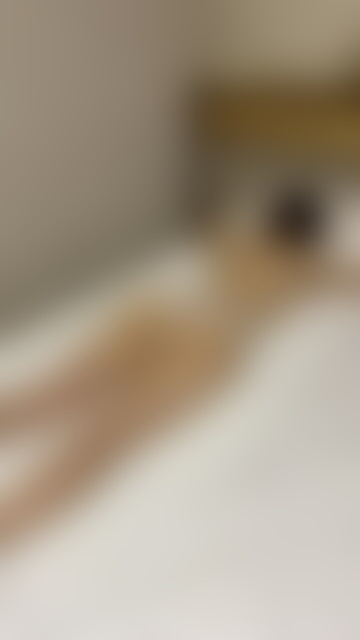 オイルマッサージ施術を受けに遠方から来てくれたお尻が綺麗な女性

背部のオイルマッサージから始まり、段々する事が過激になっていきます… (2/2)
