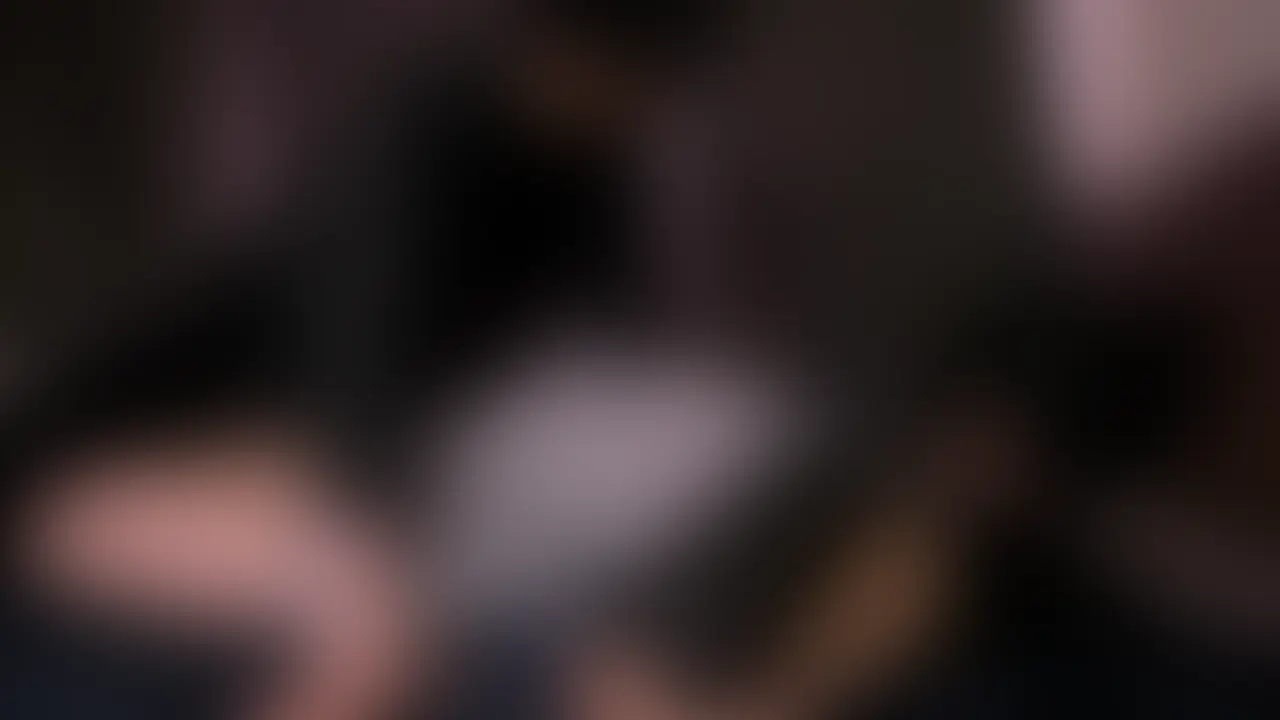 現役バーレスクダンサーと密会。

バーレスクダンサーって聞いた時から、
なんとなく黒のロンググローブが似合いそうだなって思ってた。

だから冗談半分で、

「絶対似合うから着けてみてよ」

って言ってみた。

そしたら意外とノリ良く受け入れてくれて、
実際に着けてもらったんだけど、

正直、
想像の何倍も似合ってた。

普通の人なら衣装に着られそうなのに、
この子は完全に自分のものにしてる感じ。

やっぱり普段からステージ立ってる人って違う。

姿勢とか、
身体のラインとか、
立ち方とか。

何気なくそこにいるだけなのに絵になる。

黒のロンググローブ着けたまま、
笑いながら髪をかき上げたり、
何気なく頬杖ついてたりするだけなのに、
妙に目が離せない。

最初はショーの話とか、
ステージ裏の話を聞いてたんだけど、
意外と話題はストイック。

体型維持のために気を付けてることとか、
毎日やってるトレーニングとか。

華やかな世界の裏側って、
思ってた以上に地道だった。

でも、
そんな話してる時よりも、

「これ本当に似合う？笑」

って照れながら聞いてきた時の方が印象に残ってる。

ステージの上では人を魅了する側なのに、
そういう瞬間だけ急に女の子っぽくなる。

黒のロンググローブが作る非日常感と、
その奥にある素の表情。

可愛すぎて好きになりそう。。。 (2/2)