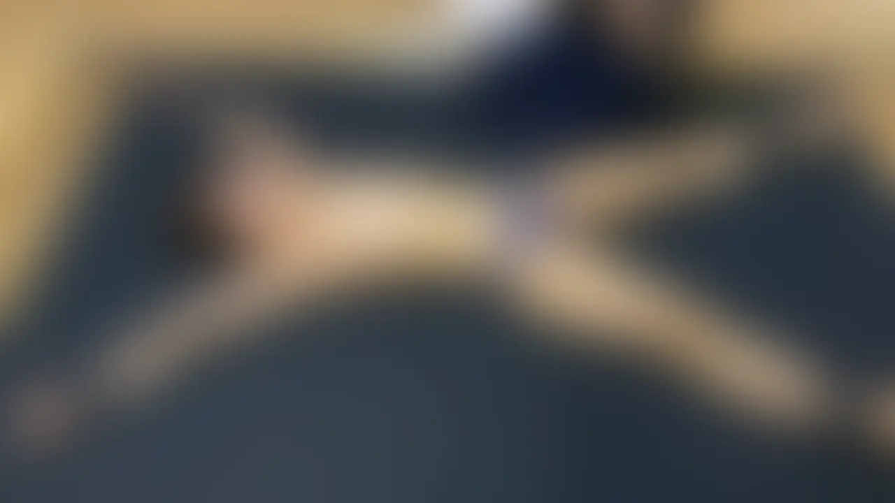 【うぶなりんちゃん、ローションくすぐりで初崩壊】
見るからに素朴で小柄な女の子、りんちゃん。
くすぐりなんて本格的にされたことがない、
そんな“うぶな反応”がたまらない彼女を、
今回は生贄型くすぐり専用X字拘束ベッドに完全固定。
ローションをたっぷり塗られた素肌は、
いつもよりも遥かに敏感に。
初めての本格ローション責め。
じわじわとくすぐられるたびに、戸惑いと恥じらいが入り混じり、
次第に「ヤバい…!」と、
素の笑い声が漏れ始める。
🔍 見どころ
・くすぐり耐性ゼロの“うぶな素人娘”がターゲットに
・ローション×手袋で想像以上の敏感反応
・じわじわ→本気攻めへの温度差に崩れていく過程
・無防備な姿と恥じらいのギャップが刺さる
経験ゼロの女の子が、笑いに飲まれて崩れていく
くすぐりフェチの“原点”がここにあります。
再生時間
37:01 (2/2)