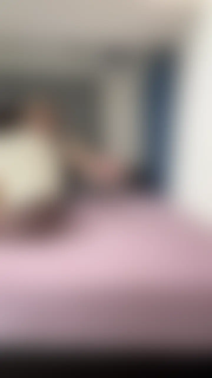 みどり【25】超Hな幼稚園の先生!顔も話し方も清楚なのに神スタイルで攻めてきてアナル舐め!おじテクで何度もイく
【ステータス】
みどり【25】
幼稚園の先生
顔 清楚
性格 清楚
美乳
神スタイル
ノリが良い
イったことが無い
超エロい
エロさ 5
フェラ 5
かわいさ4
スタイル5
中の具合 5
彼氏 いる
今回のみどりはかなりやばいです
めちゃくちゃ清楚な幼稚園の先生なのにめちゃくちゃエロいこのギャップと背徳感でかなり抜けます
みどりはリピH決定
部屋に入るなり「ここ!w」とか「有名人に会えた気分」とかかなり可愛いみどり
何でこんなかわいい清楚な幼稚園の先生が応募してきたかと言うと
彼氏もいるしプライベートも充実してて幸せだけど
かなりHで一回もイったことないらしい
そんな時にサマスカのSNSアカウントを見つけ作品まで見てその中でL〇Kがイきまくってるのを見て興味津々で応募してきたらしい
さっそく筋肉ハグから大人のキスをすると気持ちよくなり何も言ってないのにサマスカちんをさすってくる
エロいなぁ
そのままフェラをしてもらう
え?うますぎる!!
喉奥まで咥えて奥で咥えたまま下でローリングしてくるやばすぎるこのフェラ
ちょっとイきそうになったので攻守交替
ピンポイント手マンするとアンアンまではいかないけど感じまくってイった
喘ぎ方まで清楚w
そして吸ン二をすると腰を浮かせながらイく
「イったじゃん!」と言うと「イけたwナツさんH上手いw」と可愛すぎる
可愛いなぁと思ってるとみどりが攻めてきて
乳首舐めからフェラからアナル舐め
そして四つん這いにされて穴の奥までアナル舐め
もう気持ち良すぎて気が狂いそうになったw
我慢できずバックから生挿入
スタイルの良いクビレから大きなお尻
普段清楚な幼稚園の先生が今サマスカ太チンで後ろからガンガン疲れイキまくってるのをみるとかなりの背徳感で興奮した
騎乗位も圧巻
清楚とはかけ離れた騎乗位
スパイダーから乳首舐めから背面騎乗位で打ち付けてくる
ラストは正常位でガンガンつきまくって奥の奥まで大量発射しました (2/2)