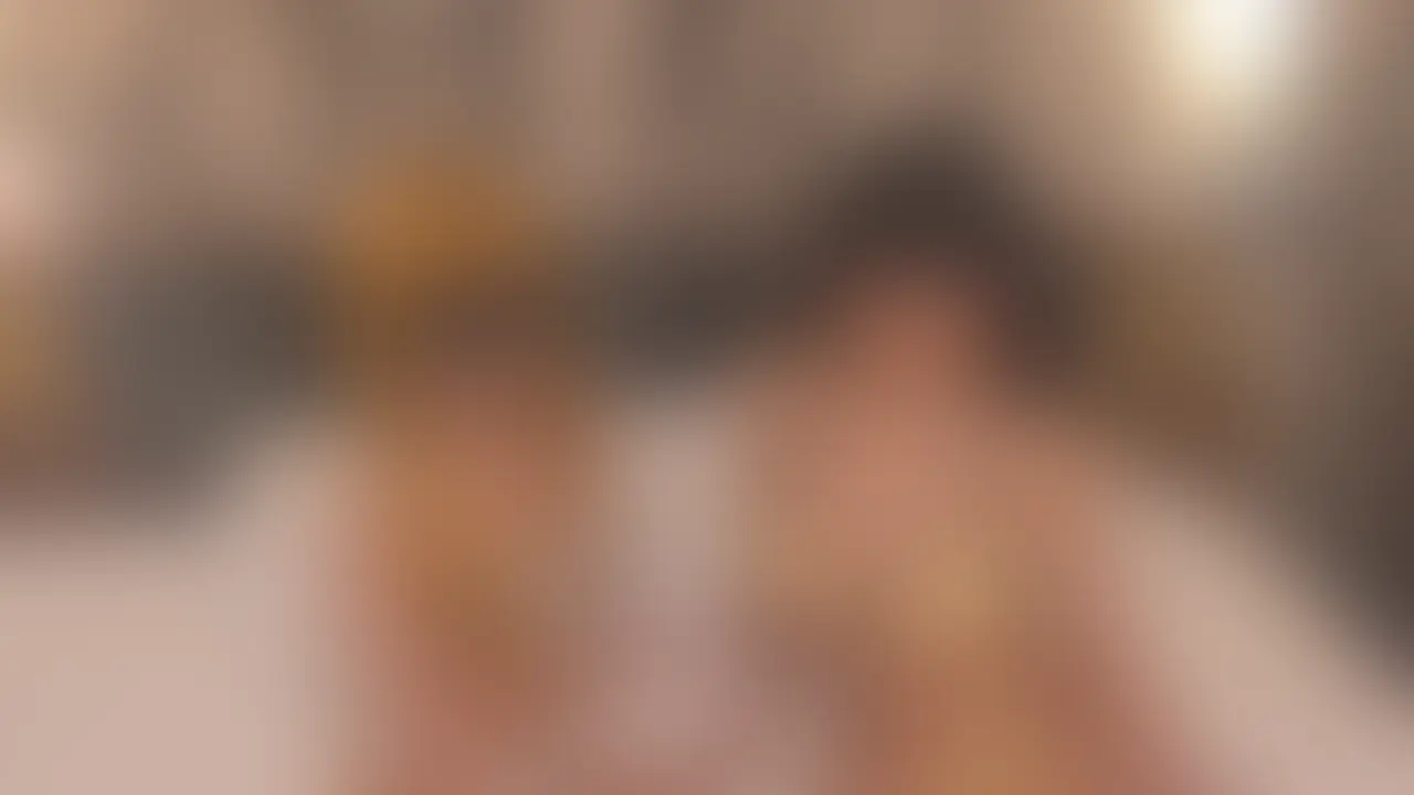 りおとあさひ、ふたりの美少女が織りなす濃厚なレズビアンストーリーが炸裂!
清楚で可憐なりおと、陽気で妖艶なあさひが、互いの心と身体を求め合う禁断のひととき。
最初は恥じらいのキスから始まり、熱を帯びた視線と指先が絡み合う。双頭ディルドでの息をのむような一体感、互いの吐息が響き合う69での濃密なクンニ、そしてペニバンを纏ったあさひがりおをリードする大胆なセックスシーン…。
二人の情熱は止まることなく、快楽の頂点へと突き進む! 豪華なベッドルームを舞台に、しなやかな身体が絡み合い、情感たっぷりのプレイが繰り広げられる。
りおとあさひの化学反応が生み出す、官能的で美しいレズビアンの世界に溺れてみませんか? (2/2)