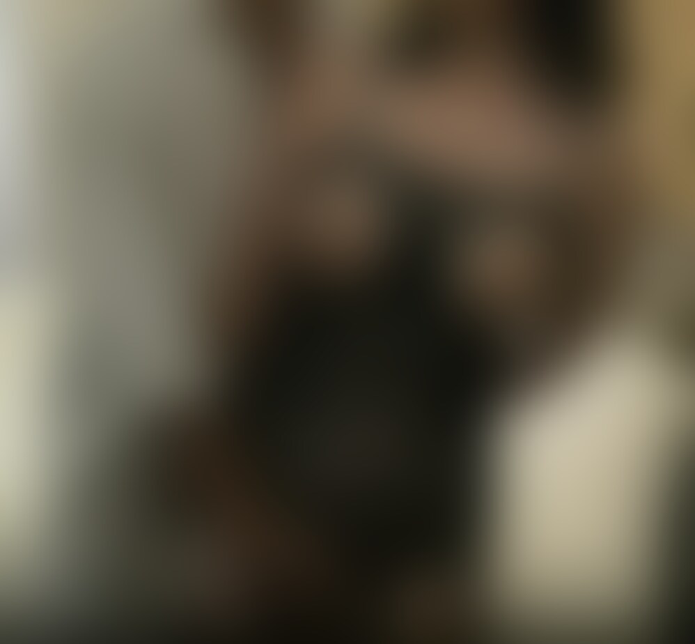 【聖子との出会い⑦】

https://myfans.jp/posts/b3208145-0a04-4bdd-a36f-2ce38e3e9055
　　　↑
【聖子との出会い⑥】からの続きです。随分と更新が遅くなり申し訳ございませんでした。
お詫びに、今回は先週撮影したばかりの動画を掲載させて頂きます。


※たくさんの心配して下さったDM有難うございます。数が多いので個別に返信できなくてスミマセン。。。すべてに目を通しております。


～つづき～

そのままたっぷり20分は、聖子と舌を絡めるねっとりとしたキスを愉しんでいたと思います。
左手で聖子の細い身体に似合わない大きめの胸を揉みしだき、右手は
ショーツ越しに軽く擦る様に動かしながら。

聖子も私の下半身に手を伸ばしてきます。
ズボンの上から私の勃起したものの形を確かめる様に、優しく前後に撫でてきます。

徐々に聖子の口から吐息が漏れ出します。目がとろんとしており、完全に発情している雌の顔になっていました。

以前に、カラオケ内での様子から聖子にM性を感じとったと書きましたが（それが３人の女の中から聖子を選んだ理由です）、この時の様子をみて確信に変わりました。
聖子はスイッチが入るタイプなのです。
勿論この時は、ここまでドマゾの女に堕ちるとまでは想像も出来ませませんでしたが。。。


私は聖子が、ディープキスと軽い手マンで完全に発情しているのを見計らって一旦身体を離しました。

リビングの中央、フローリングの上に敷いてるカーペットの上でまさぐり合っていたのですが、私はそこからローソファーに移動して腰掛けます。

聖子は私の正面、1.5ｍほどの場所にいる位置です。

急に私が離れていったので、少し驚いてる聖子。
私の顔を見つめながら、何と言っていいのか分からない、考えあぐねているといった表情です。

先に聖子が口を開きます
『どうしたの？』

『いや、これ以上は我慢出来なくなるから。。。』
誠実さを装ってる私が答えます。

聖子が『ここでやめるの？』と発情したままの顔で尋ねます。

私は冷静に『エッチはしない約束だから。』と答えると、

聖子が『ここまでしておいて？もうエッチなことしてきたじゃない』と、私に誘いをかけてきます。

私はあくまで強気に、『エッチはしないって、セックスはしないってことでしょう？キスや身体を触るのはセックスしたって言わないでしょう？』

私は単純に言葉遊びを愉しみたいだけだったのですが、後で聞くと聖子はそういう複雑なやり取りはあまり理解出来ないタイプの様で、この時の頭の中は『？？？？』『ナニ言ってるの、この人？？』っていう感じだったらしいです 笑

つづく (2/2)