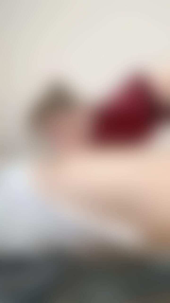 顔出し★べっとり濃厚乳首舐め！カメラ目線もありエロいです (2/2)