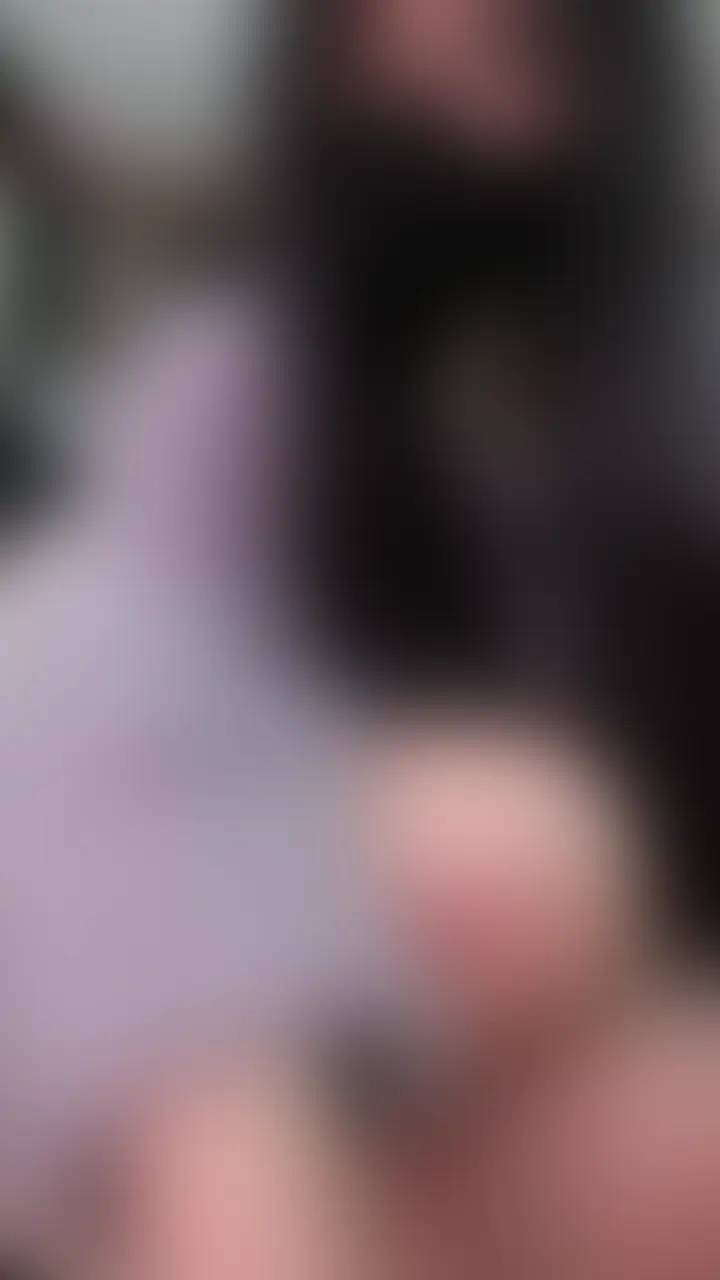 【月額プラン専用ページ】
単品購入希望の方はこちらから
https://myfans.jp/posts/671923cf-de44-47c0-825b-e4e56b1aa2a3
ほんとは秘密にしようかなって思ってた動画です。
爆潮しちゃってるけど…引かないでね?🥹
この一年、ずっとコツコツ頑張ってきた
お仕事のプレゼンと会議があって、
緊張で全然眠れなくて…。
そわそわしちゃって、
気づいたらあそこいじいじしちゃってました💭
でね、、、
緊張がほどけた瞬間に一気に吹いちゃって…。
しかも、自分でも引くくらいすごくて…///
スマホが潮まみれになっちゃいました。
緊張の糸がほぐれてからは
もうどうにでもよくなって
色んなこと妄想してたら
後ろからもたくさん求めてみたり
何回イクの?
ってくらいたくさん壊れちゃいました😭
引かれないか心配なくらいで
こんな淫らな姿見せて大丈夫かなって不安だけど
勇気だして公開してもいいよね? (2/2)