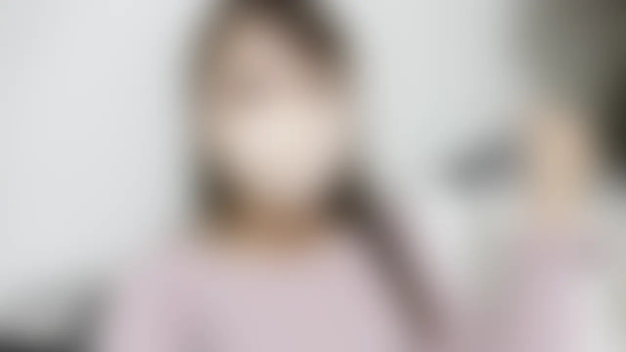 美尻人妻（28歳）敏感過ぎるまんこ。
旦那にも職場にも内緒。
コスプレや可愛い衣装で撮られるのが好きではじめたモデル活動がエスカレートして今ではオナニーまで見せてるなんて。 (2/2)