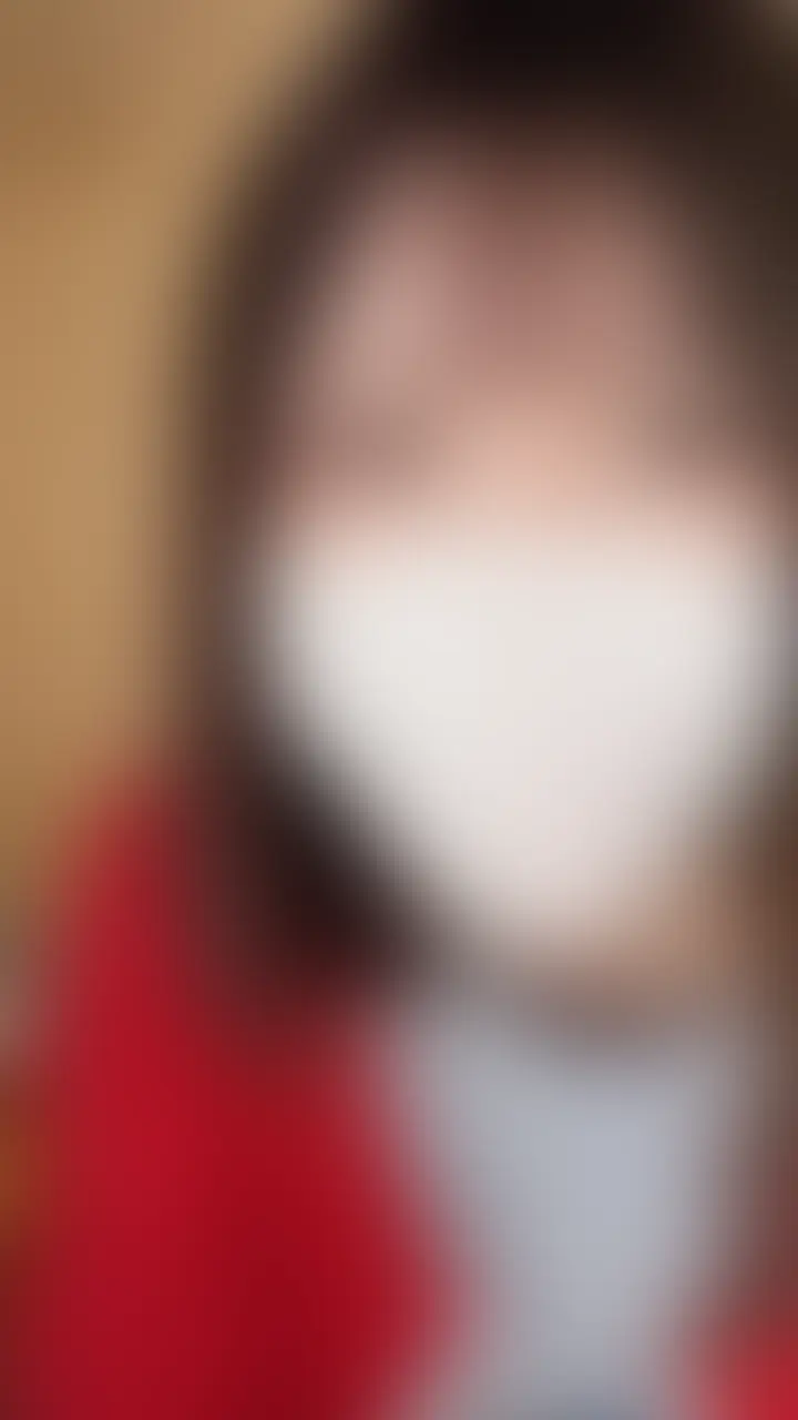 みなせだよー😊💕
おばあちゃんちの押し入れで、こっそりオナニーしました🙈💓
大きい声出すとバレそうだから、
声出さないようにがんばったよ🫢💦
こっそりするのって、なんであんなにドキドキするんだろうね😳💓
おばあちゃんにバレたら気まずすぎて、
どうしていいかわからなくなっちゃうから💭😅
「絶対バレないようにしなきゃ…!」って思いながらやってました😂💦 (2/2)