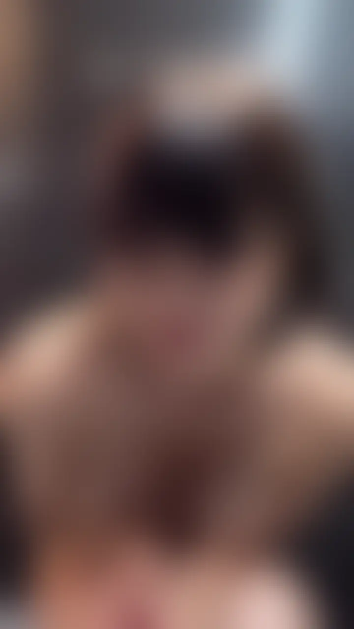 こんばんわっ!
月だよ🌙
今日は初めてホイップ使った動画をお風呂場で撮ってみた!!
前から応援してくれてる人は知ってるかなって思うけど、
わたしの舌って長いんだよね💦
自分では人と違うなってちょっと気にしてたんだけどね。
ここで出会ったみんなからはすごく色気があるとかえちすぎるとか言ってくれるので喜んでもらえるかなって思います笑
甘い食べ物もめっちゃ好きだからたくさんおっぱいにたくさんかけて長い舌でぺろぺろしました🫣
気持ちよくなりすぎちゃって我慢できなくなっちゃったので最近ハマってるおもちゃで最後までしちゃいました。。
わたしの舌の感じとか動画の感想たくさん待ってますっ🥹 (2/2)