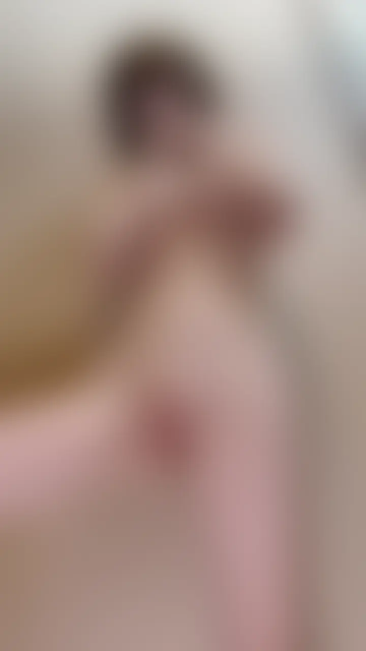 久し振りにましろをローアングルで楽しんで♡
このアングルあまりしないから、ましろのあそこや下乳がよく分かる笑
今回はまずクリ吸引で遊んでもらいました!
足を広げられ、直接クリに…
ゔゔゔ
という音と共に…めちゃくちゃ気持ちいい…
こっそりイったあとに
次は最近ハマってる、中でとにかくぐるんぐるん回ってやばいバイブ
いれた瞬間から、これもう凄いんだから…
でこっそり2イキ
ましろ的にはこのあたりで結構満足なんだけど
そんなところでは終わらせてくれないカメラマン
追撃の手マンからの潮吹き…
毎度毎度本当にこんなに出して申し訳ない…
この流れ、結構ハマるくらい好きかもしれない
だって池できたもんね笑 (2/2)