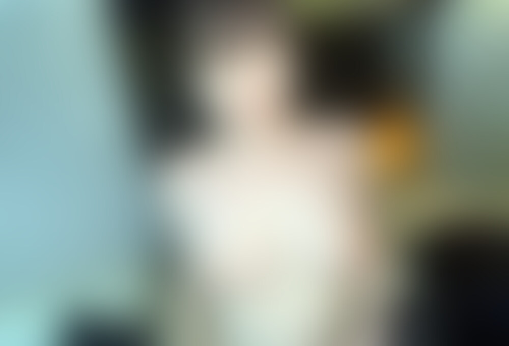 清涼感溢れる正統派美女。色白神乳Gカップ大量中出し♪
知り合いの伝手で運よく巡り合った、とびきり清楚な黒髪美女。
長く艶やかな黒髪と上品な振る舞いが印象的で、彼女と一緒に食事を楽しんだあと、ゲームセンターで遊んで盛り上がり、その流れで自然とラブホテルへチェックインすることに。
まさかのハメ撮り提案に少し戸惑いを見せつつも、最終的にはOKをもらえたのでさっそく撮影スタートです。
軽く談笑を交わしながら洋服を脱いでもらうと、可愛らしい水色の下着がお目見え。
純白とも思えるほどの色白の肌と鮮やかな下着とのコントラストが眩しく、一瞬で目を奪われます。
その下着を外した瞬間にあらわになるのは、超絶美巨乳。
Gカップという圧巻のサイズと形の良さが際立ち、まさに「神乳」と呼ぶにふさわしい逸品です。
さらに、柔肌にゆっくりと触れたときの反応がとても繊細。
ぷるんとした弾力はもちろん、その感触から伝わる体温が何とも言えない官能を掻き立てます。
思わずカメラ越しにも熱が伝わってくるようで、こちらのテンションもどんどん高まってしまうほど。
彼女の裸体を舐めるように撮影して堪能し、もっと深く触れたい気持ちを抑えきれず、彼女の柔肌を優しく愛撫していきます。
胸を揉むと、程よい張りと弾力が手のひらにダイレクトに伝わり、彼女は恥じらいつつも敏感に反応。
さらにアソコへ指を伸ばすと、すでに十分に濡れており、一段といやらしい水音を奏で始めます。
触れれば触れるほどどんどん濡れが増していき、ぐちゅぐちゅと卑猥な音が響き渡るたびに、その熱に引き寄せられるように欲望が高まるばかり。
ある程度いたずらを楽しんだところで、今度は彼女からのフェラチオ。
清楚な見た目とは裏腹に、スローと高速を切り替える巧みなテクニックを披露。
静かに見つめてくる彼女の表情と、絶妙な舌使い・唇使いのギャップがたまりません。
自然な流れで生挿入に移行。
騎乗位で迎えてくれる彼女のま◎こは、濡れすぎているのがはっきりとわかるほどトロトロ。
奥まで呑み込まれる感覚が強烈で、その快感に任せて腰を振り続けていると、騎乗位から正常位、バック、そして再び正常位へと体位を変えながら、じっくりと彼女のカラダを味わっていきます。
情熱を抑えきれずにじっくり求め合ううちに、やがて我慢できなくなってくるほどの高まりを感じ、もう限界に。
勢いそのままに膣奥へ大量射精してしまいましたが、彼女の反応はまるで甘美な余韻に浸るようでした。
彼女の見た目の清涼感と大胆なプレイとのギャップを、是非お楽しみくださいませ。
作品①詳細
内容:導入・脱着・前戯・フェラ・騎乗位ハメまで
形式:MP4
動画尺:00:20:54
ファイルサイズ:1.38GB
ビットレート:9509kbps
フレーム:1920 x 1080 (2/2)
