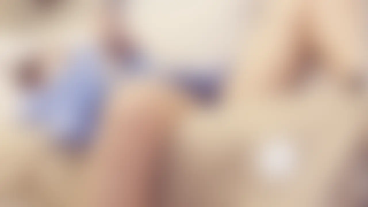 [reira 妄想#056] たぶん気づいてない


ソファに体を沈めて、
彼女はスマホに夢中だった。

脚を伸ばしたまま、
姿勢もほとんど崩れている。

シャツの裾なんて、
まったく気にしていない。

画面を見つめながら、
指先だけが静かに動いている。

こちらの存在に
気づいている様子はない。

声をかければいいのに、
なぜかそのまま見てしまう。

こんなに無防備な姿を、
こんな距離で見ることになるなんて、
思っていなかった。 (2/2)