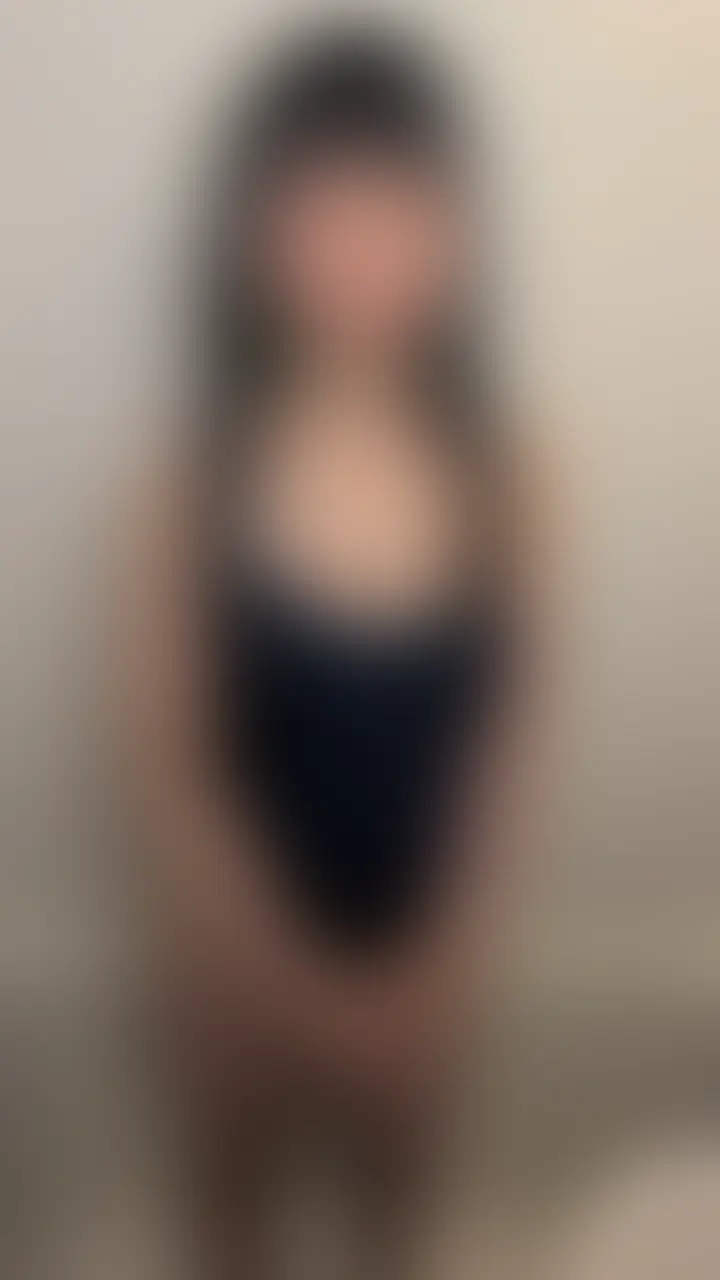 人気急上昇中の可愛い系グラビアアイドルあさひちゃんが今回はスク水で爽やかグラビア撮影ですよ~♡とノリノリでやってきた。
バチバチにポーズをきめまくるが、急にスタッフがチョコレートを胸元にかけだした!
困惑するあさひちゃんを無視して、スタッフの手によりスク水姿のまま全身ベトベトに塗りたくられていく…。「え、これほんとに可愛いですか?合ってます?」
チョコレート洗顔をすすめられ「ケーキになったみたい…」メッシーされていく羞恥の極み。
あさひちゃんのリアルな困惑顔からどんどんチョコレートの沼に堕ちていく過程をたっぷお届けします。 (2/2)