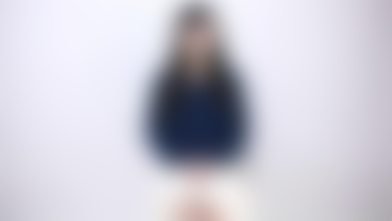 可愛い服を着たままパンティーを下に脱いで陰毛を出してもらい撮影。

手ぶら、パンスト下半身、下着モデル撮影、

服の前ボタンをはずして乳首見せ、ハイレグ着用シーン。 (2/2)