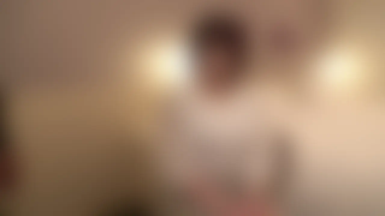 22歳の保育士さんとハメ撮り!とにかく愛嬌たっぷりの可愛さで、初対面からふんわり癒やされる雰囲気にハマります!色白のもち肌に、桃みたいなおっぱいが映えていて、その存在感だけで早くもムラムラ抑えきれないくらいです(笑)
まずは後ろからおっぱいをもみしだいて、その柔らかさにニヤけが(笑)うしろからの手マンで感じてる姿もピュアすぎだし、手マンにも素直な声で反応してくれるから、こっちのエロ心はどんどん加速していきます!フェラも一生懸命で、控えめなのに舌使いにちょっとした大胆さがあって、これまたエロい!!
個人的に激推しなのがパイズリ!上目遣いで奉仕してくれる仕草がとにかくたまらなくて、むっちりおっぱいに包まれてる感覚がリアルに癖になります!そのまま正常位やバックに突入すると、色白ボディが揺れるたび細かい反応が返ってきて、思わず「これはヤバい…」って心の中で叫ぶしかないです(笑)
騎乗位では女の子も責める側で楽しんでくれて、最後は顔射でフィニッシュ!恥ずかしそうに照れる仕草まで全部が可愛すぎて、本気で抜きどころしか感じませんでした!しかも感度がほんとによくて、興奮した表情や声でさらにこっちも高まる!!
愛嬌と可愛さ、むっちり感と素直な反応、どれも全部エロさの詰め合わせ!こんな保育士さんに癒されたい人、絶対に必見です!! (2/2)