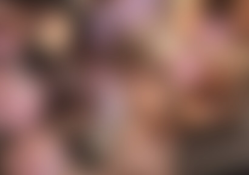 19歳の女子大生のハメ撮り中出し動画です。
小柄ですがエロい体をしておりました。
まずは洗ってもいない肉棒へフェラチオ開始。
何も抵抗なく言われるままにフェラチオをしてくれました。
唾液を出しながらフェラチオしてくれたのでネットリ感がたまりません!。
彼氏にいろいろ教え込まれたらしいのですが学校の勉強ろくにせず非常にけしからん○○○です。
バキュームフェラや亀頭部分への攻撃など堪能し彼女の局部をイジると既にぐちょぐちょ。
ビデオでもパンツ越しに濡れてるオマ○コがはっきり。
我慢できなくなったので、そのままソファーで生交尾開始!
今回もマイルーラを使うと安心させて避妊など一切せずに性行為をしちゃってます。
もうマイルーラなんて売ってないし、あっても使う気はまったくありません(笑)。
ちなみに彼女前半では顔出ししてますけど途中から恥ずかしいとの事でサングラスしてますが前半ばっちり顔撮影されちゃってます(笑)。
肉棒で突くたびに良い声を出す彼女に大興奮!。
限界に達したので彼女に「中に出して!」っと言わせ多量膣内射精開始!。
やわらかくなった肉棒を引き抜くと膣穴からドローリっと精液が垂れ流れソファーへ。
彼女は「これマイルーラ?」っと言ってたのですが、膣内に入りきれなかった精液なのでした。
まずは前編とのことでソファーでの生交尾をご覧ください。
後編はベットでの生交尾となっています。(当然中出し有り) (2/2)