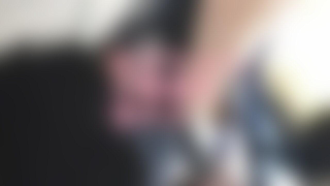 みきちゃんの自撮りしながら顔面踏み付け　ヒール舐め編
次はどうしてもみきちゃんの靴が舐めたいという事で、舐めてもOKな履き古した靴を持ってきてもらいました。
またまたリズムに合わせて顔面とちんぽを踏み踏み、
靴底を舐めるのが好きな事も分かっているので自分から積極的に汚れた靴底を口に持ってきます。その後は靴底を舌全体に行き渡らすように前後に動かし、M男の為にサービスしてくれます。
みきちゃんはそういうお店に働いた事もないのに、良くフェチを理解してくれています。
モデルさんなので自撮りしている時の顔は加工なしでもかなりの美女、
なのにハイヒールの下でM男が靴を舐めている非日常的な空間です。
街中をハイヒールで歩いていたら思わず見とれてしまう、あの足に踏まれたい！
願望をそのまま映像化 (2/2)
