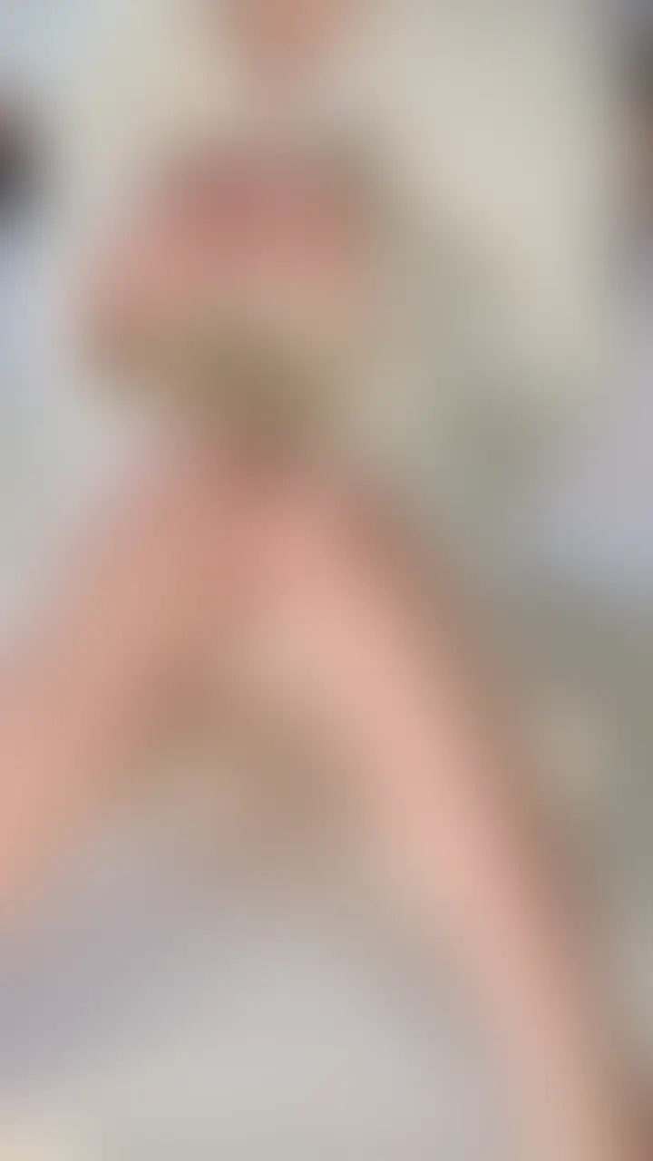 （こちらの動画は顔出ししてません🙇‍♀️おぱいとあそこは丸出し🫣）

前ホテル止まった時にお風呂あがりにバスローブを着たんだけど、ぽかぽかしてきもちかったから、近くにあったおもちゃで気持ちくなっちゃった💕からだが熱くなっちゃってバスローブも途中から脱いで全裸になってる🫣💦

だんだんおもちゃでも物足りなくなって自分のゆびを奥まで挿入してじゅぶじゅぶしちゃった💦

お風呂あがりってきもちいいよね？（いろんな意味で😳） (2/2)