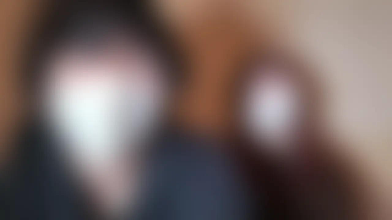 地味可愛むっちりメガネ女子ななみちゃん(23)登場。Hカップで普通に可愛いく男ウケでしかないのになぜか卒業したのは一ヶ月前。そして経験人数が5人という謎に迫る。
-----
本編は近日公開!!
-----
今回出演してくれたのは、地味可愛むっちりメガネ女子ななみちゃん(23)。
普通に可愛い、どう考えても男ウケでしかない見た目、そしてなんといってもHカップの巨乳を持ちながら、なぜか処女卒業は一ヶ月前。そして経験人数はすでに5人。その歪さと違和感に迫っていきます。
ななみちゃん、北陸在住で、今は仕事を少し休んでいる女の子。
つい最近まで服飾系の仕事に就いており、実際にミシンで服を縫いながら働いていたらしいです。
茶髪のセミロングに、手入れの行き届いた綺麗な髪。
むっちりとした体型にメガネが特徴的で、全体の印象は“クラスに一人はいる地味かわいい女子”。
これが褒め言葉になっているのかは分からないけれど、相席スタートのケイを若く、可愛く、むっちり巨乳にしたような雰囲気です。
分かりやすい巨乳という武器がありつつも、よく笑うし話しやすいし、普通に可愛い。
正直、モテない理由が見当たりません。
なぜ今まで彼氏がいなかったのか不思議で仕方なく、率直に言って、僕はめちゃめちゃタイプです。
インタビューで印象的だったのは、恋愛経験の少なさと、謎の自己肯定感の低さ。
これまで「彼氏」と呼べる存在はいなかった彼女は、男との距離感がどうにも掴めず、それでも「経験しなきゃいけない気がして」とマッチングアプリを始めたといいます。
一ヶ月ほど前に処女を卒業したばかりなのに、経験人数はすでに5人。
ワンナイトを重ねた理由も、打算や承認欲求ではなく、ただ「気持ちいいを分かりたかった」から。
それでいて、実家暮らしで家族仲は良好。弟が一人いる、ごく普通の家庭環境。愛着障害というわけでもなさそう。
話題は恋愛だけでなく趣味の話にも広がるのですが、特に『テニスの王子様』の話になると目をキラキラさせており、ここ1年でどハマりし、ミュージカルにも足を運ぶほどの本格派オタクということが発覚します。唯一恋愛から遠ざかっていた原因はここでしょうか。
全体を通して感じるのは、「いい子すぎる」危うさ。
人に嫌われないように、期待に応えようとしてしまう優しさ。
いい子を演じ続け、限界が来ると人間関係をリセットしてしまう癖。
自分を大事にしているようで、どこか粗末に扱っているようにも見える、そのアンバランスさ。
彼女の言葉や、ふとした表情の端々から、
「この子は、これからもっと迷うかもしれないし、傷つくかもしれない」
そんな予感すらしてしまう。
だからこそ、このインタビューはただの前置きではなく、
ななみという女の子の“途中経過”を記録した一本として、ぜひ最初から最後まで聴いてほしいと思います。 (2/2)