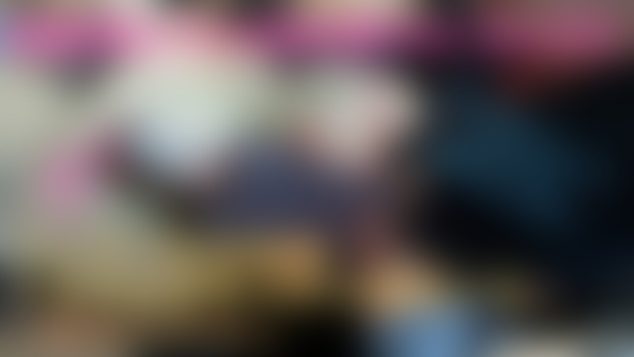 友達と遊び終わってた人妻は待っていた不倫男に寝取られる。いつも通りのカーセックスをすると思っていたが、友達の乗る車の横ですることに焦りながらセックスをしてしまう。
友達もなかなか帰る様子がなく結局最後まで友達の車の横でしてしまう変態不倫妻。 (2/2)