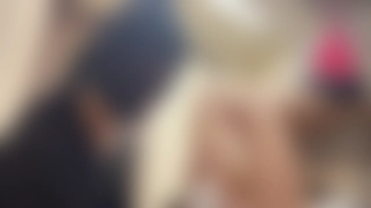 「え!?ちょっとそれまいの体操服なんだけど!?」
教室に戻ると男が体操服を嗅いでいて…。
「好みの匂いです!パンツ嗅がせてください!」
「きもっ嫌なんだけど…」
「靴下だけでも!!」
「ええ〜…」
変態の必死さに押され、靴下の匂いを嗅がせることに。
「いい匂いです…」
「やば笑きも笑変態じゃん笑」
エスカレートした変態は靴下を勝手に脱がせ、生足を舐め始めてしまいます。
「まじキモ!」
変態の愚行にまいちゃんは罵倒が止まりません。
「椅子になりたいです…」
踏まれたい変態は自ら四つん這いになります。
「ウケる笑」
変態を踏んでいたまいちゃんですが、少しつまらなそう。
「ねえ、パンツ下ろしなよ」
変態を立たせパンツを下ろさせると、勃起したモノが飛び出てきます。
「めっちゃ勃ってんじゃん笑」
足でち◯こを弄り出し、挟んで上下に扱いてしまいます。
「気持ちいいです…」
「もっと気持ちよくなりたい?」
「はい…」
後ろを向いて太ももを見せつけるまいちゃん。
「太ももなら使っていいよー」
変態は恥ずかしいガニ股の格好で必死にまいちゃんの太ももにち◯こを擦り付け、精液を飛ばしてしまいます。 (2/2)
