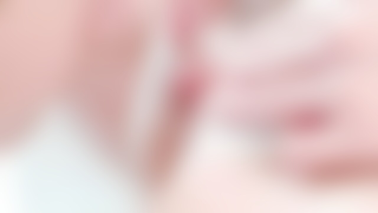 ぺろぺろデカクリちんぽ♡
私のデカクリいっぱい見て👀♥️
普段は皮を被って小さく見えるクリトリスですが、皮をむきむきしてあげるとピンク色のデカクリに♡
唾液でぬるぬるにして、ぺろぺろしてもらうと徐々に硬くかちかちに勃起してほんとにおちんちんみたい❤️
あなたに見られてると思うと、また硬くなってしまう変態クリちんぽでごめんなさい🫣💕 (2/2)