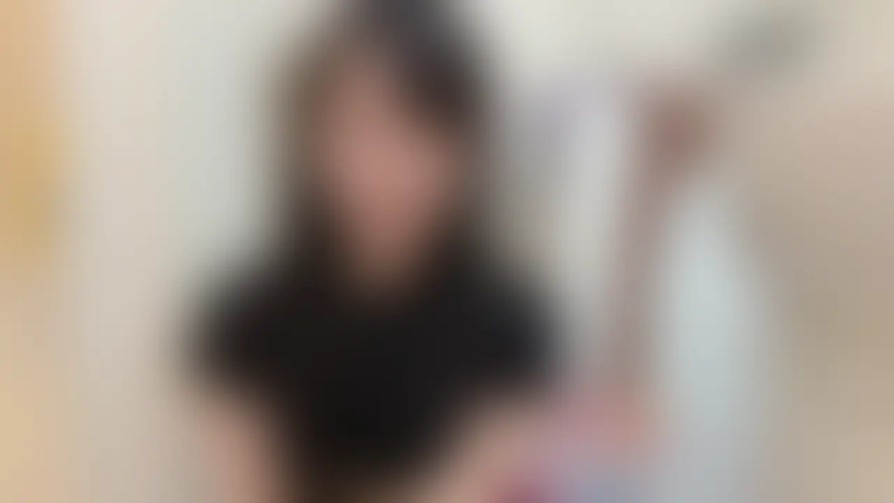 旦那の留守中にデカバイブ使って本気オナニー♡

旦那が仕事に行っているあいだに家事を終わらせてオナニーしちゃった🤭💞
しかも新しく買った大きいバイブを初使用🥰
奥に当たって気持ち良すぎた💦
最後旦那が帰ってきて焦りました😅 (2/2)