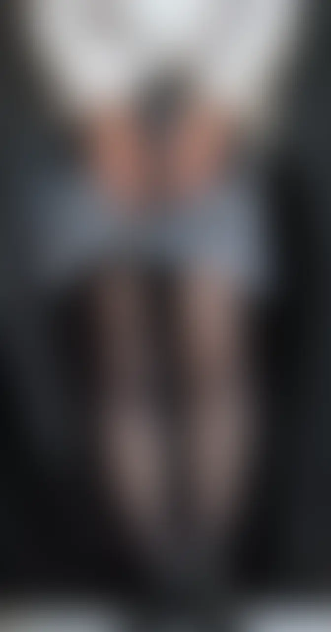 黒タイツを履いた男の娘が我慢していたけど虚しく、スカートやタイツにローファーをずぶ濡れにさせながら大量のおしっこを... sample 1
