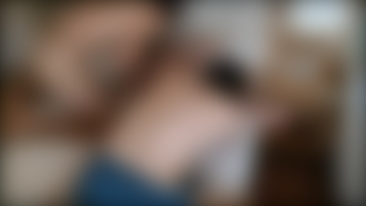 単独さんお二人を招いてアキを寝取ってもらいました！その1♪
先に到着した方が先にアキといちゃいちゃしてる最中に二人目が到着し、さっそくがっついていきました…！
動画は前戯から差し出される前におちんぽさわりにいったり、差し出されるちんぽしゃぶりにいったり…挙句の果てに
おちんぽおねだりするまでの様子。
恥ずかしがってるアキが徐々に男二人に… (2/2)