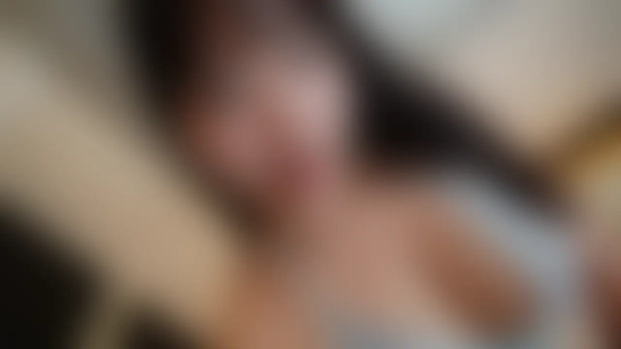 セクシーランジェリーで今回の動画はスタート♡
といってもすぐに脱ぐんだけど笑
自慢のHカップをすぐにお披露目したら、
揉んだり、乳首つねったりしてセルフ前戯。
はあはあと吐息が荒くなってきたところで下を触ってみると…
湿ってる笑
クチュクチュになってるのを確認して、お気に入りのバイブ挿入
気持ちよくてどんどん奥へ奥へとつっこんじゃう…
子宮に振動が響くくらいの奥までいれてると
ビクッ
ってなって逝っちゃった🥺
奥への刺激って本当にきもちいい… (2/2)