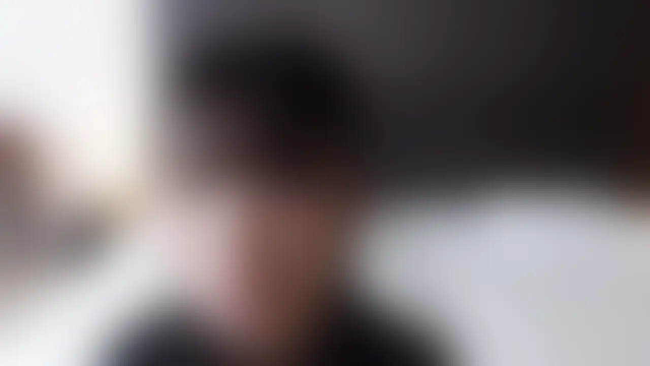 こちらは、全編ぼかしの入った動画です。 雰囲気をお楽しみください🥰
【匿名度A:オフレコ!】童顔の才媛@吉祥寺のカマトト奥さんがお下品ヅラでフェラごっくん!
よだれが漏れちゃうキス👄とフェラチオ💕
こんにちは、ど素人ポルノ@麗子です。
今回のAVごっこは、吉祥寺の雑貨ショップでお仕事しているお友達のKちゃんのえち動画🎥です。
まだまだ新婚で旦那さまとアツアツかと思いきや… 見かけによらない むっつり浮気願望が旺盛な才女が、男性の全身を丁寧に舐めまくるのが大好きな下品な奥さまだったなんて😊
丁寧かつ上品な舌使い👅で男性の乳首やチ●ポを舐め回してくれる童顔奥様のKちゃんですが、精子を飲むときはすっかり下品な顔を見せてくれました😜
美味しそうに他人棒へ舌を這わせる様子は必見ですよ👀 (2/2)
