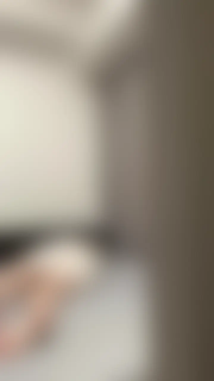 「お着替え中…って、見えてるのわかってるのかな」
─ゆいの淫らな日常|〇し撮り風
カメラ、ちょっとだけ隠して撮ってみた……
本当は、こういうの…誰かに見られたくて撮ってるのかも。
おしりとか下着とか、ばっちり映っちゃってるけど……
わたし、見られるの……嫌いじゃないよ。
むしろ……見てくれたら、もっとエッチになれる気がするの。 (2/2)