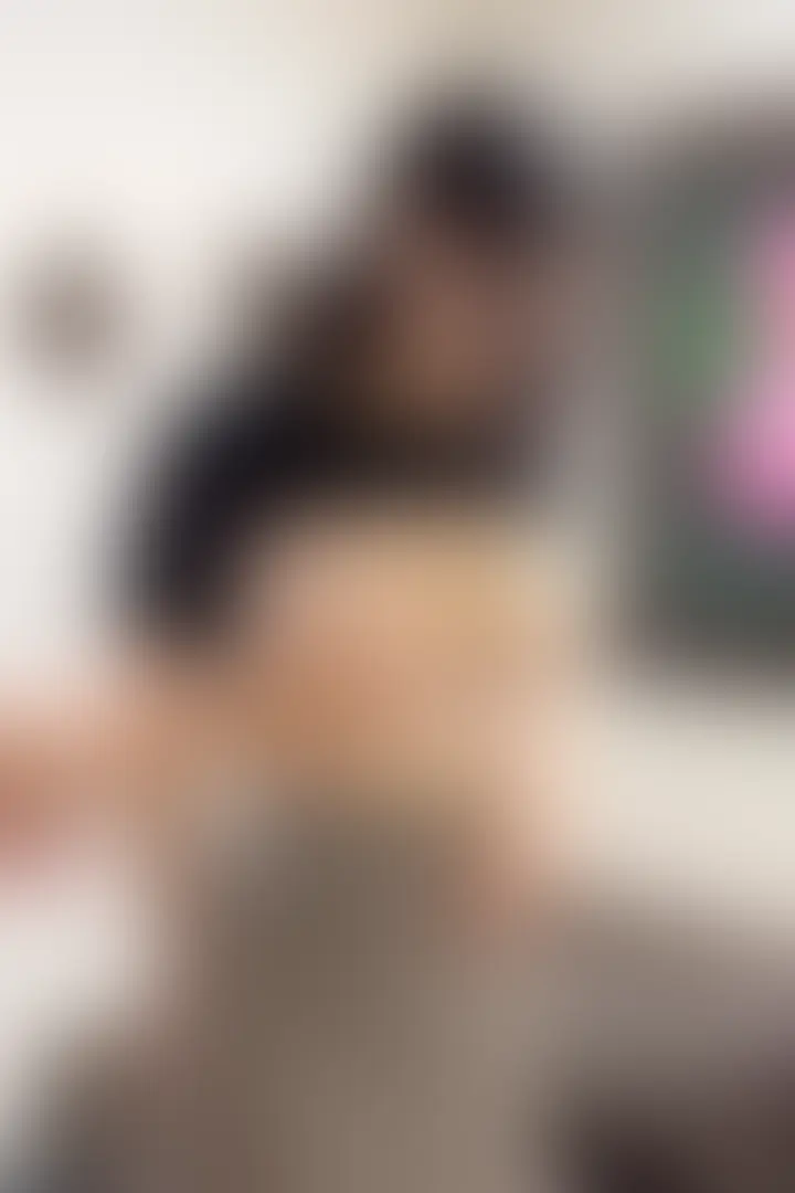 初の長編動画50分です💕
ーーー
【プラチナ会員様以上向け動画】🎥
撮影会でカメラマンさんに…
恥ずかしいから嫌だって言ったのに…
でも少しドキドキしている私が居ました💗
少しづつ私服を脱がされ天然Kcupが露わに…
TKBを弄られ、舐められました
恥ずかしいけどオッパイは凄く敏感で
下の方が熱くなってしまって…
ベットに座らされて同じように弄られ、舐められ
アソコにも手が伸びてきました…
そして、ベットに寝かされさらに好き放題…
天然Kcupを揉まれ、舐められました
そしてクンニまで…
そのクンニで逝ってしまいました💦
逝ってしまった…お礼的な?フェラをしました
いやそれはおかしいですよね💦
私も分かっているのですが気持ちよくなり過ぎて
大きなアソコを入れて欲しくなりました💗
そのまま生で入れちゃった…
この結果、中出し??? (2/2)