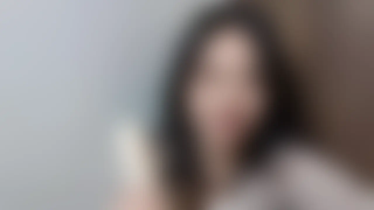 ディルドを壁につけてバックで思いっきりイっちゃった…♡
＿＿＿＿＿＿＿＿＿＿＿＿＿＿

こんばんは、まいです☺️

今回も、旦那や子 供がいない時間帯に
前からお気に入りで使ってるディルドを使って動画を撮ってみました…🫣💕

ゴールデンウィーク明けに撮った動画なんですけど、
ゴールデンウィーク中は全然1人になれる時間がなくて。

GWも終わり、
ようやく1人の時間ができるようになったので
溜まってた分、思いっきりシちゃった動画です💕


今回はディルドを壁に固定して、
後ろからされてるみたいな感じで使ってます…💦


もし男性から激しく突かれちゃったら…
って想像しながらシていたいので
そんな姿を見られるかと思うと
とっても恥ずかしいです🫣


カメラ回ってるのに、
途中から普通に夢中になっちゃって
壁からディルドが外れるくらい激しく動いちゃいました🫣💕


最近どんどん変態人妻になってる気がしますが
そんな姿をよかったら覗いてみてください…♡ (2/2)