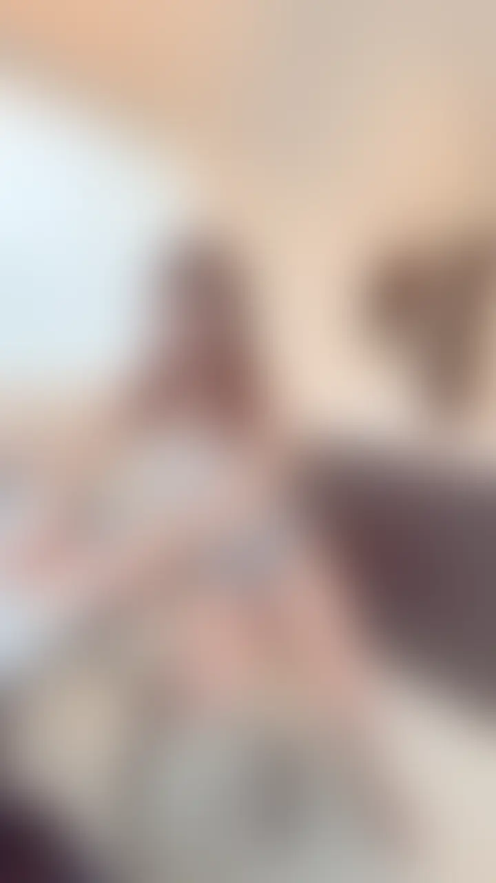 右上のいいね押してから見てね🥰
今回は女の子の日で会社を休んだひなの家に、後輩くんがお見舞いに来て…
ちょうどムラムラしてたところだったから、手と足を使って後輩くんを気持ちよくさせちゃいました💕
最後は太ももに挟んで腿コキしちゃいました😌 (2/2)