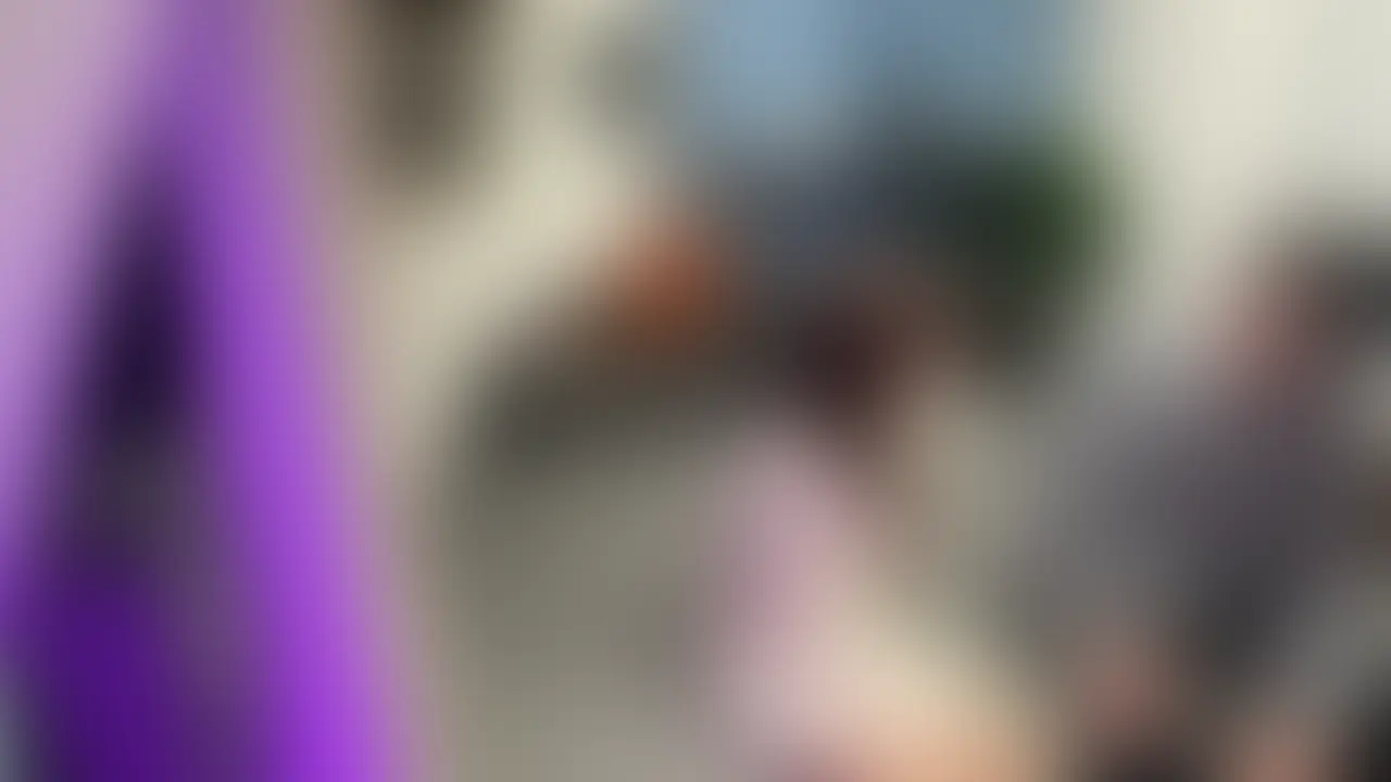 ※動画プレゼント企画実施中　最後まで見てください
【俺の大好きだったG元グラビアアイドルを持ちかえったのに親友に寝取られた】
めぐみ【37】
第三者視点　服

りょうです
この度自分沖縄に行くことになり浪人生の【はやと】に俺の部屋に住んでもらうことにしたので今後【浪人生の日常】と言う風にチャンネル名を変えました
はやとからデータをもらい自分が沖縄からアップするので今後ともよろしくお願い致します

先日ラウンジでめちゃくちゃキレイな女性がいて話しかけたら
俺が昔かなり大好きだったグラビアアイドルの【めぐみ】だった
さっそく声をかけ後日ランチすることに
ランチの後俺の部屋に誘うと着いてくるめぐみ
まさかあのシコリ倒してためぐみが俺の部屋にくるなんて…
色々話すと今は引退してて元TVのプロデュサーと結婚
旦那は遊び惚けて旦那のクレカを使ってラウンジで楽しんでたらしい
俺の事もカッコいいと言ってくれて次第にいい雰囲気に
これはできる！あの憧れだっためぐみとHができる
めぐみから俺の肩に頭を乗せてラブラブモードになってくる
いざキスをしようとすると「りょう？」と親友の【はやと】が部屋に勝手に入ってくる
こいつ腹立つわ～
怒ってる俺を見てめぐみも空気を読んでい「いいじゃん3人でお話ししようよ」と3人で話す雰囲気になった
3人で話してると仕事のトラブルで部下から電話あって急遽クレーム対応で席を外すことになった
かなりのイケメンでやりちんの親友はやととめぐみさんを残すのは危険だったけどしょうがない
案の定はやとはめぐみさんを落とす
めぐみさんもはやとがかっこよくて「あり」と言い出してハグをしながらキスに発展
めぐみさんもまんざらではなさそう
本当に大人のエロさがあるめぐみさん
はやとのテクでイってしまう
そしてめぐみさんがはやとのをフェラ
奥まで咥える
あのめぐみさんがはやとのを咥えてる…
我慢できないとか言いながら何と生でめぐみさんに挿入
喘ぎながらイキまくるめぐみさん
「はやと君の大きい」と言いながらイキまくる
はやとも「めぐみさんめっちゃきもちいい」と言いながら
バックでガン突きでイかせまくる
めぐみさんも上に乗り騎乗位ではやとにまたがってアンアンいってる
めぐみさんのガニ股乳首舐め騎乗位で暴発してめぐみさんの中でイってた
NTR好きの俺だが過去一興奮したわ


🎁フォロワー獲得プレゼント企画実施中🎁

この動画に【いいね】と【ブックマーク】と【めぐみ】とコメントしてくれた人の中で抽選3名の方に今まで投稿してきた動画の中からランダムで１つダウンロード版動画をDMにてプレゼントします
プラン加入者、未加入者関係なく【フォローしてくれた人＋上記3つやってくれた方】の中から抽選致します
何卒よろしくお願い致します
フォロワー限定なので、フォローもお忘れなく！

タグ
素人　個人撮影　巨乳　変態　ハメ撮り　美乳　美女　乳首
お尻　フェラ　手コキ　中出し　騎乗位　生ハメ　顔出し
パンチラ　NTR　ギャル　下着　ミニスカ (2/2)