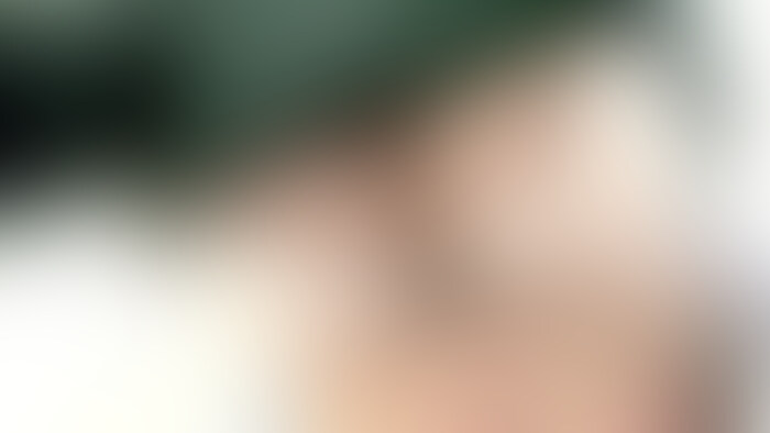 ボンキュッボンのスレンダーEカップの眼鏡っ子セフレとの生セックスを個人撮影♪
スレンダーな体型にボン・キュッ・ボンの理想的なプロポーションを兼ね備えた、眼鏡がよく似合うEカップ美女のセフレとの生ハメ撮り映像を収録。
久々の再会となる彼女との甘く激しいひととき。たまたま仕事が休みとのことで軽く連絡を取ってみたところ、あっさりと会えることに。
再会の喜びを分かち合いながら、そのまま自然な流れでラブホテルへと向かいました。
彼女の胸は、形の整ったEカップで、手に収まりが良く、思わず触れたくなる美乳。
その胸元から引き締まったウエストラインへと流れるラインはとても美しく、腰のくびれがより一層そのスタイルを引き立てます。
そしてプリっと上向きに引き締まったヒップも健在で、相変わらずの見事なプロポーションに惚れ直します。
体質的にとても敏感な彼女は、少し触れただけですぐにアソコが濡れ始め、気分もどんどん盛り上がっていくのがわかります。
愛撫を重ねていくうちに、こちらの興奮も高まり、我慢できずにそのまま立ちバックで挿入。
彼女の感じている姿はとてもエロティック。吐息混じりの甘い喘ぎ声は、その場に流れていたAVの女優の声すら霞むほどに生々しいものでした。
どんどんとグチョグチョに濡れていく彼女のいやらしいおま◯こは、まさに最高の感触で、身体の奥まで包み込まれるような快感に満ち溢れます。
彼女の全身から伝わるリアルな快楽と臨場感を収録できたのではないかと思います。
作品詳細
形式:MP4
動画尺:00:15:40
ファイルサイズ:1.32GB
ビットレート:12071kbps (2/2)