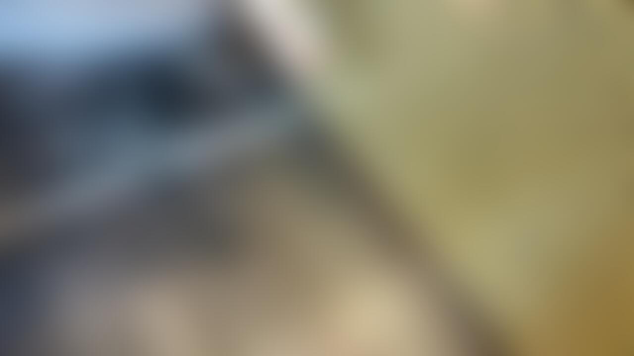 オフィスでおにゃしてるバレちゃって…
弱みを握られたましろはやられちゃいました…
フェラを要求され、おちんちんがヌルヌルになったら…
そのままバックから挿入。
嫌だけど声出ちゃう🥺
嫌だけど気持ちいい🥺
皆もましろの弱み握ったら同じことしちゃうかな💦 (2/2)