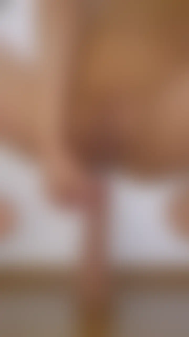 狂ったようにオナニーする発情まんこ
↓これを撮ったときのエピソード↓
バイト終わりの帰宅後、スマホ見ながらのんびりしていたときにおまんこがムズムズ
「お風呂入る前に1発イっておこう!」
……とここまでは普段通りなのですが、
この日は発情したように性欲が爆発!
いつもバイトがある日は撮影しないのに「この発情まんこを見せないのはもったいない、発情してるの見てほしい!」と勢いで撮影しました
まんこが乾かないように膣穴を指でかき混ぜながら、撮影機材とディルドを持って撮影場所の1階洗面所まで移動(実家なのでオナニーしながらの部屋移動はドキドキしました)
いつもはディルドを挿入したあと慣れるまでピストンせずに待つのですが、すでにぐちょぐちょなので即ピストン開始
「これからオナニーするぞ」と意気込んでのオナニーも気持ちいいけど、性欲爆発した勢いで狂ったようにするオナニーはめちゃくちゃ気持ちよかったです (2/2)