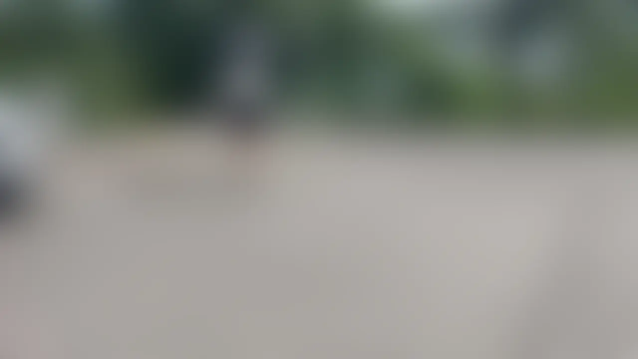 みなさん、こんにちは！

夏真っ盛りの温泉に行ってきたよ。とんぼや蝉が鳴いてて、めっちゃ夏って感じ！

商店街でジェラートやコロッケ食べて、『これ、めっちゃ美味しいね！』って彼と笑い合っちゃった。

温泉に着いたら、森林浴できるお風呂で、林を見ながら全裸で入浴。

『こんな開放的、気持ちいい…』ってお湯に浸かってたら、肌が濡れてなんだか体が熱くなってきちゃった。

人妻の私が全裸で少し外に出てみたら、風が肌を撫でて、なんだかゾクゾクするような気分に。最後は全裸にも慣れて、温泉を思いっきり満喫しちゃった。私の夏のドキドキ、ぜひ見て一緒に感じてね♡ (2/2)