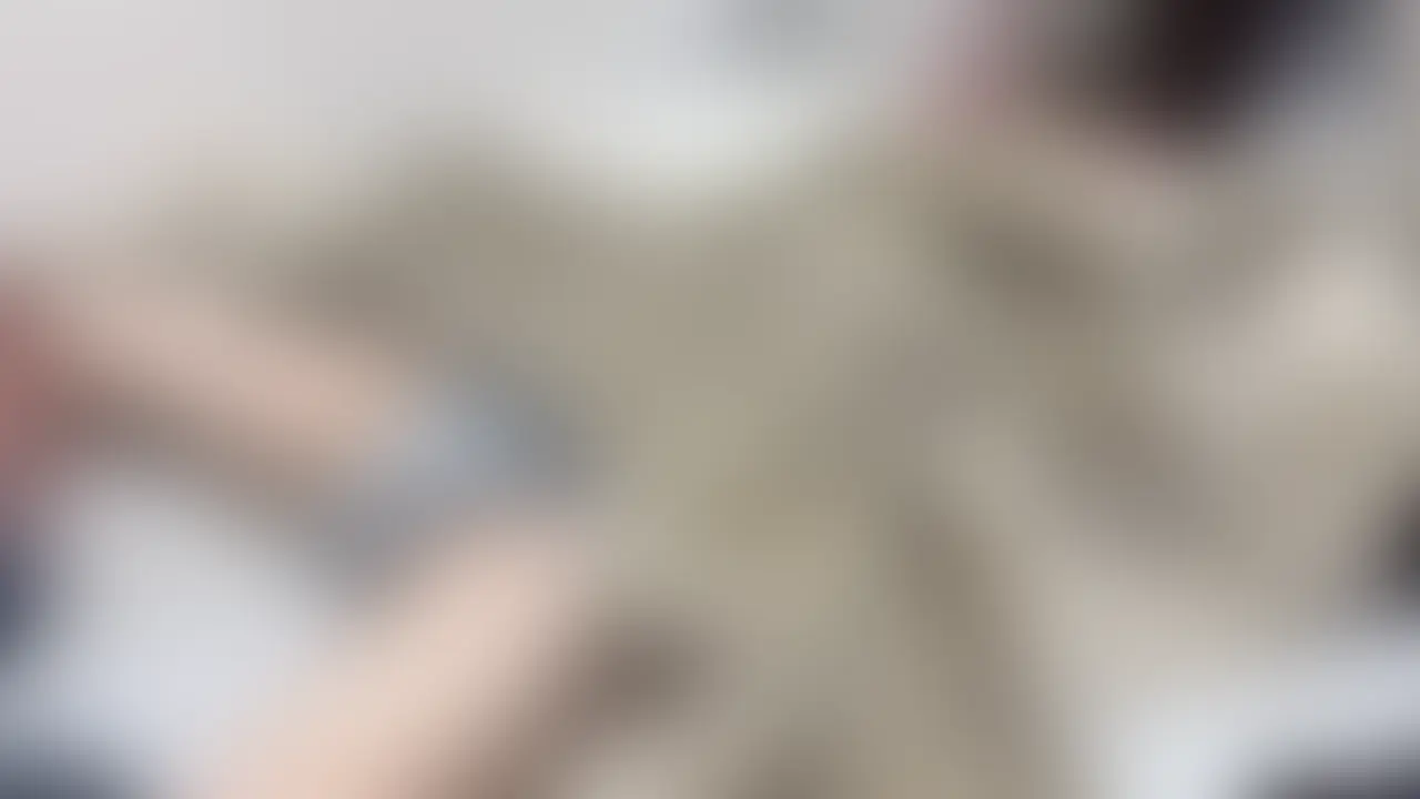 【🚨そらプレミアムプラン限定♡未公開動画🚨】
※①この動画は、【プレミアムプラン】と【そら推しプラン】のみの公開です。この先他で公開することは、ありません。
※②そら推しプランの方は、プライベートラ◯ンにて【マイファンズの公開動画とは異なる編集をした動画になります。喜んでもらえるかと思います♡】

そら（男の娘・ニューハーフ）の家で、先輩とふたりでまったりおうち時間。  
今日はこのあと自撮りしようと思って、いつもの下着じゃなくて中にはマイクロビキニをこっそり着て、その上からTシャツとショートパンツでだらだらしてました。  
でも油断してショーパンの隙間からおちんちんが何回もはみ出しちゃってて、その姿に先輩がじわじわ興奮してきます。
その流れで「マッサージしてあげるよ」って話になって、足ツボマッサージをお願いしたはずなのに、  
実際に先輩の手がじっくり揉んでくるのは、ふくらはぎよりも太ももばかり。  
太ももからどんどん鼠蹊部に向けて手を滑らせるようにマッサージされて、  
気づいたら、当たり前みたいな顔でショートパンツの中に手を入れられて、マイクロビキニの上から鼠蹊部を触られていきます。
本当は全然反応したくないのに、  
気持ちとは裏腹に、触られているうちに身体だけが正直になってきて、  
ショーパンとマイクロビキニの中で、おちんちんがどんどん大きくなっちゃう私。  
「足ツボしてほしかったのに…」「そこばっかり触らないで…」って拒否してマッサージをやめさせます。
時間も遅くなってきたので、その日はそこでおしまいにして、  
私はベッドで、先輩は床で寝ることに。  
でも、さっき大きくなったままの私のおちんちんは、布団の中でもまだ落ち着かなくて──  
マッサージでずっと我慢していた先輩も抑えきれなくなって、  
何も知らずに寝ている私に、こっそり溜め込んだ性欲をぶつけてきます。
前半パートのラストは、  
大きくなった私のおちんちんが先輩の手でゆっくり手コキされていって……というところまで。
この作品は、そんな「マイクロビキニをこっそり中に着てる男の娘」と  
マッサージから始まるえっちな空気、反応したくないのに身体だけ反応しちゃう前半パートだけを切り出した、プラン限定の先行公開版になっています。 (2/2)
