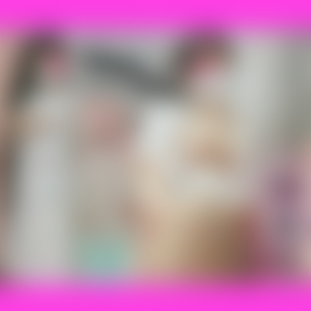 【女医の職権乱用vol.17】看護助手・竹内葵/再教育/同僚の前で羞恥プレイ【前編】
こんにちは。
産婦人科のレズビアンの女医です。
彼女を私のモノにしたい。
心も身体も。
私は人に依存しないタイプだと思っていましたが、
竹内さんにはどうしても清濁併せ持った感覚になってしまいます。
今回「定期健診」という形で彼女は診察の予約を入れておりましたが、
彼女も少なからず期待をしたはずです。
「またしたい」と。
私の事を思ってくれている事だけを考えると嬉しさも感じましたし、
以前の私との情事を反芻して、彼女が夜な夜なオナニーをしているのではないかと思うと気持ちが満たされました。
ですので今回は少しだけ遊ぶつもりでした。
ですが、彼女が彼氏とヨリを戻し、
さらにはSMプレイまで楽しんでいると聞き
嫉妬心と独占欲が湧き立ち、
どうしようもなく彼女をめちゃくちゃにしたくなってしまいました。
なので。
診察中に院のスタッフが私を呼びにくるように仕向け、
その間も彼女の敏感な部分を触り続け、彼女には羞恥心を植え付けて、
その後のご褒美はもちろん、敏感乳首を私の舌で舐め吸いつくしてあげました。
彼女の身体から匂うボディーソープの香りは、
私の唾液の匂いへと変わり、段々と染めていくようで快感でした。
後編は、
診察台での陰部の診察です。 (2/2)