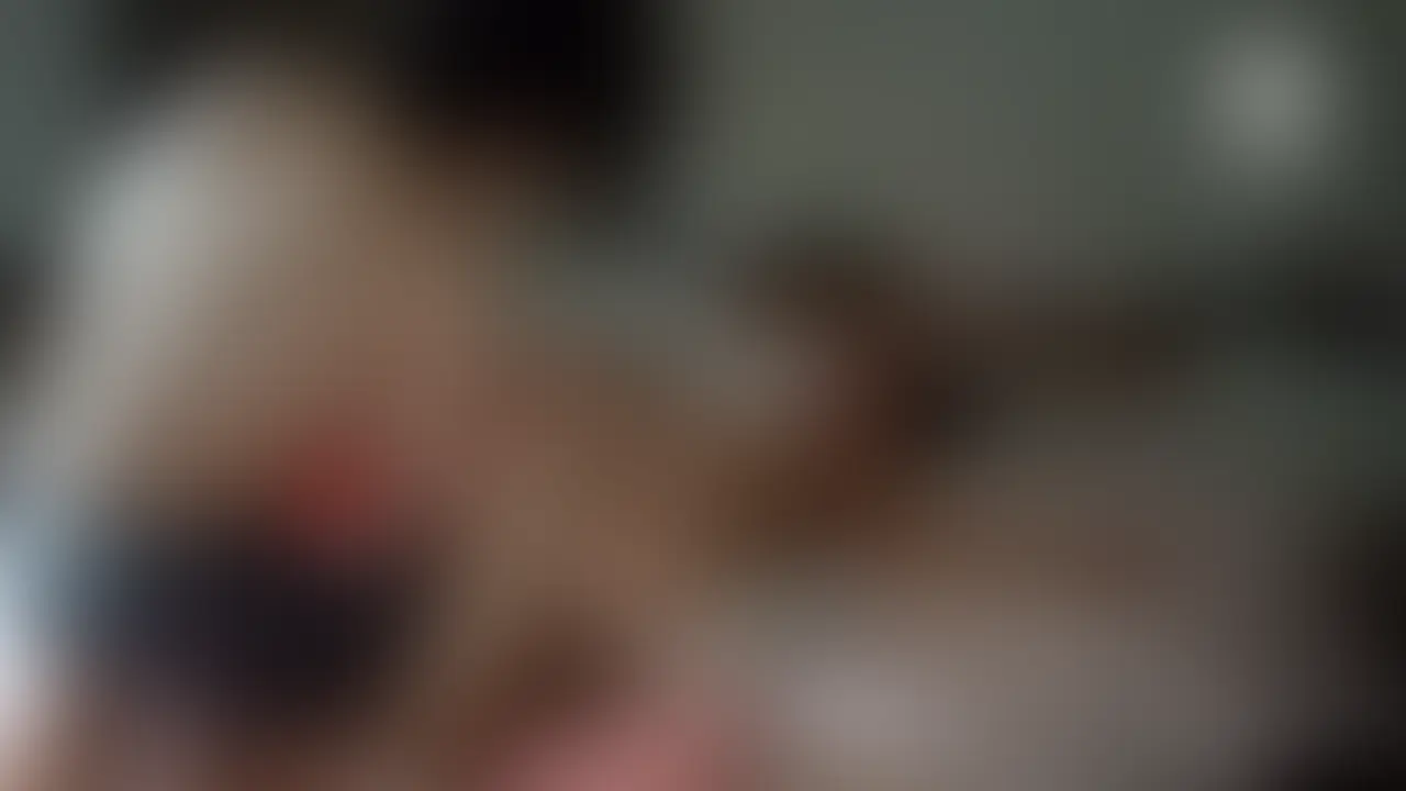 潮吹き!いろんなバイブや吸うやつでやばくなってます
初潮吹き、オナ禁して来て超敏感。初おもちゃですぐギブの専門JD7-12
吸うやつで悶絶。体固まってます。なので足を閉じれないようにしっかり繋いてます。さっきまで体よじってたけどもうできません。静かになったと思ったら、「出ちゃう」って吹いちゃいました。クンニのおもちゃはのっけからやばい「これダメー」「ごめんなさい」
電マはヘッドがクリ全体にしっかり当たって悶絶。クリバイブはもっと動けないように僕がしっかり締めてます。一瞬で行く快楽をどうぞ”ギブと言ってからも続けていじめます。
バイブ付き吸うやつ。起こそうとすると「起き上がれない」って固まってしまいました。
うわ言のごめんなさいから絶叫のごめんなさい。1番ヤバい体勢あるけどやめとくん?せっかくだからやって見ようよ♪
ヤバそうなのにちょっとだけしてみたいという強い好奇心。なだけでヤバいみたいだからいくら体動かしても逃げられないね?笑
ピストンする吸うやつは1番ヤバいですか。やり続けるとどうなるか気になっちゃう?
奥まで当たるとやばいん?ピストンで奥まで当ててあげましょう。「奥トントンされるのヤバイーごめんなさいー」
奥好きって言ってたね?当ててあげましょう、舌の動きで中をかき乱すバイブ。
結構声出る子だけど電話した途端全く声出ません。バイブ入れてお腹ウイグイ。いろいろしてますが頑張ってます。全く声出せなかったの悔しいな。
電話終わった後はその分絶叫 (2/2)