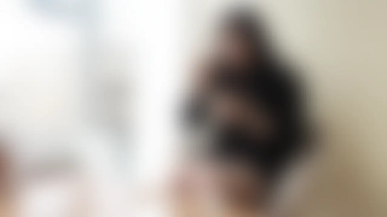 "完全顔出し"彼氏と電話しながら浮気セックスしちゃうHカップの女子大生
(本編1:22:28)

⚠️彼氏もよく裏垢を見てるらしくバレそうになったら一旦消します

ーーーーーーーーーーーーーー

普段から彼氏と頻繁にオナ電をしてるHカップの女子大生
じゃあ今日も撮影中にしてよ！ってお願いしたら快くOKしてくれたんでバレないように通話。

その日の夜に彼氏とご飯に行く予定があるらしく支度しながらおなにーしちゃう程で電話をしてもらったけど、普通にジュポジュポフェラしちゃうしパイズリしながら彼氏に好きとか言うし結構大胆な彼女。

最終的には生ハメでぱんぱんしながら、、彼氏もちょいちょい疑ってたけど彼女がうまく嘘をつきなんとかバレずにすみました。。
その後は声も音も気にせずひたすらに求め合って中に大量射精。

かなり背徳感のある気持ちいいセックスでした (2/2)