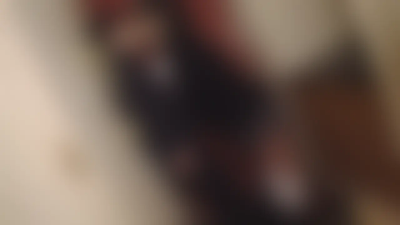 気弱な見習い教師をイジめる小悪魔美●女 〜キス&乳首責め〜

どこかのアイドルグループにいそうなほどすこぶる可愛い女の子です。
可愛いすぎてちょっとエッチなことを想像しがたい子ですね。

でも、そんな子が気弱な先生を相手にエチエチプレイに励みます！
マジでこんなに可愛い子が！ありえません！！

まずは、強引にキスをすれば、戸惑う先生をよそに乳首責め、股間いじりとエスカレートしていきます。
ただでさえ可愛い子なんですが、焦る先生の反応を見てニヤリと微笑む小悪魔的な笑顔もまた可愛いです。

こんなに可愛い子なら何をされても許してしまう悲しい男の性（さが）。
それもあり、終始、女の子が上位のままプレイが進んでいきます。
M男必見な内容ではありますが、「この子、可愛いな！」って思った方には是非みていただきたいですね。
追って、この動画の続きのセックス映像もアップさせていただきます！ (2/2)