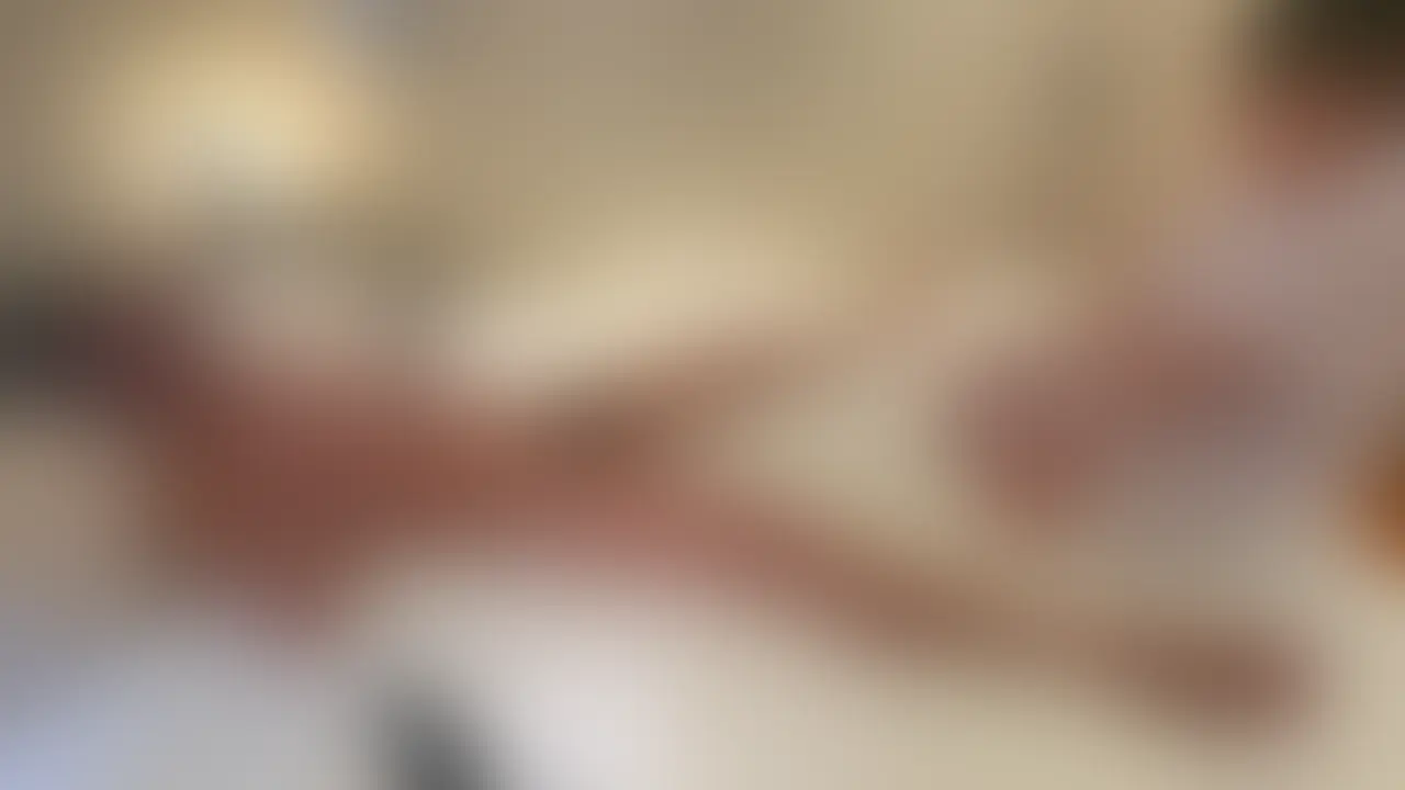 別アングル1 / りんちゃん 笑顔のドS痴女の第四弾はM男責めのフルコース!唾液たっぷりのヌルヌルフェラに、ローション+ストッキングの足コキ・手コキで、ストッキングのオナホールに大量射精!さらに射精後の追撃で骨抜きに
りんちゃんとは、今まで何度か逢瀬を重ねてますが、唾液が天然ローションのようにヌルヌルで、ダラダラかけてもらって触られるだけでいつも我慢できずに出そうになります。
そんなりんちゃんとのプレイ。
早速、
「舐めてほしいの?」
唾液たっぷりのヌルヌルの状態で、今度は手コキ。
最初は優しいタッチの刺激にもどかしくなり、身をよじらせて感じてしまいます。
亀頭に特化してスリスリされるたび、ビクンビクンと反応する姿を見て、りんちゃんはとっても嬉しそうに笑います。
手コキといっても、鬼頭部分に指を這わせながら
「ほらくるくるしてるだけでやばい」
「マッサージやばいやばい?」
の言葉責めも。
「気持ちいい?」
また、少しの間でも
「ちんちん自分で触るの禁止だよ」
そしてローション。
ストッキングを手に履き替えて、上下に手でシコシコシコ。
これは強烈な亀頭責めで、
「ストッキング手コキで出したら面白いね❤️」
強烈な亀頭磨きに苦悶。もう、この世のものとは思えない刺激。
射精後のヌルヌル亀頭に、再び手でシュシュシュと亀頭磨き。
そして、とうとう我慢できずにストッキングのオナホールに大量射精。
精液まみれのストッキングを見せられながら、イったばかりで敏感な亀頭を追撃されて悶絶。
やめられない射精後の亀頭磨きに、意識が遠のくくらいの気持ちよさでした。 (2/2)